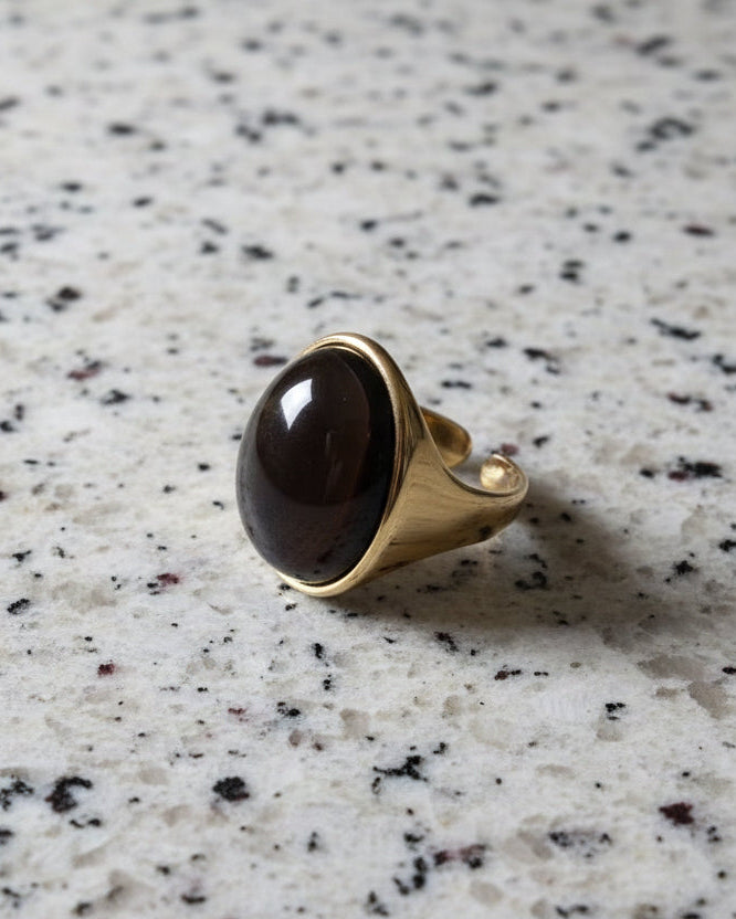 ANELLO CON GEMMA OVALE SCURA