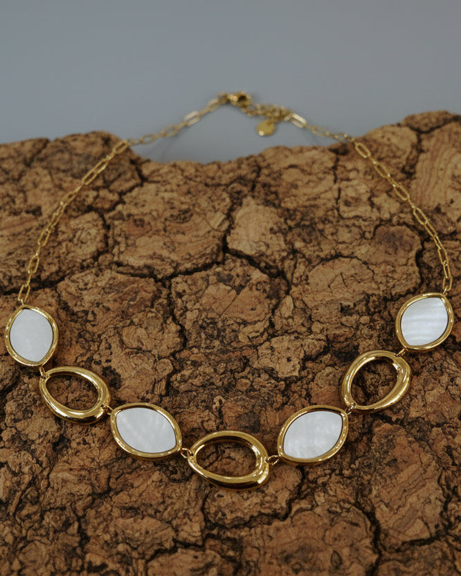 COLLANA DORATA CON OVALI MADREPERLA