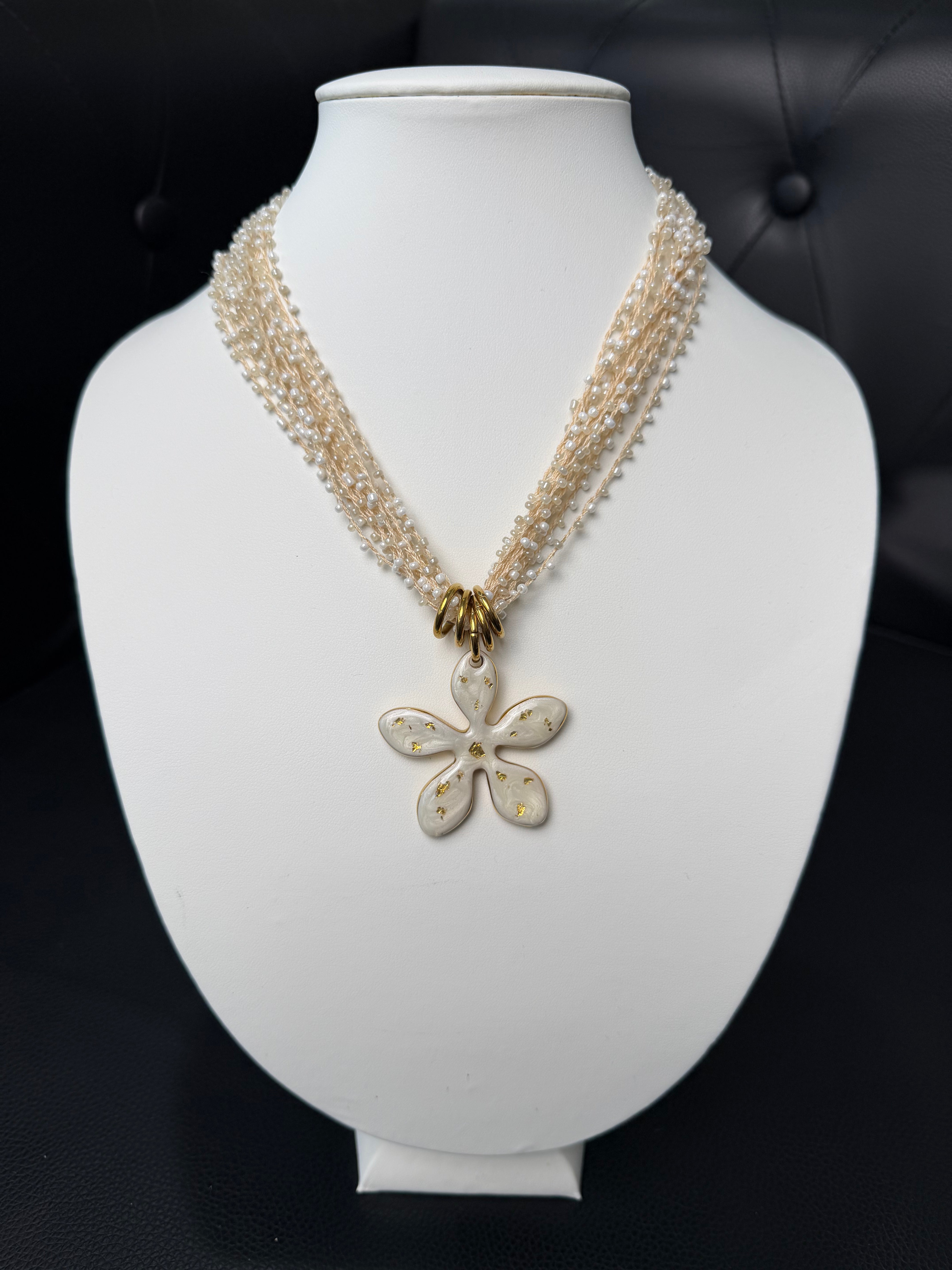 COLLANA PERLINE INTRECCIATE CON FIORE BIANCO E ORO