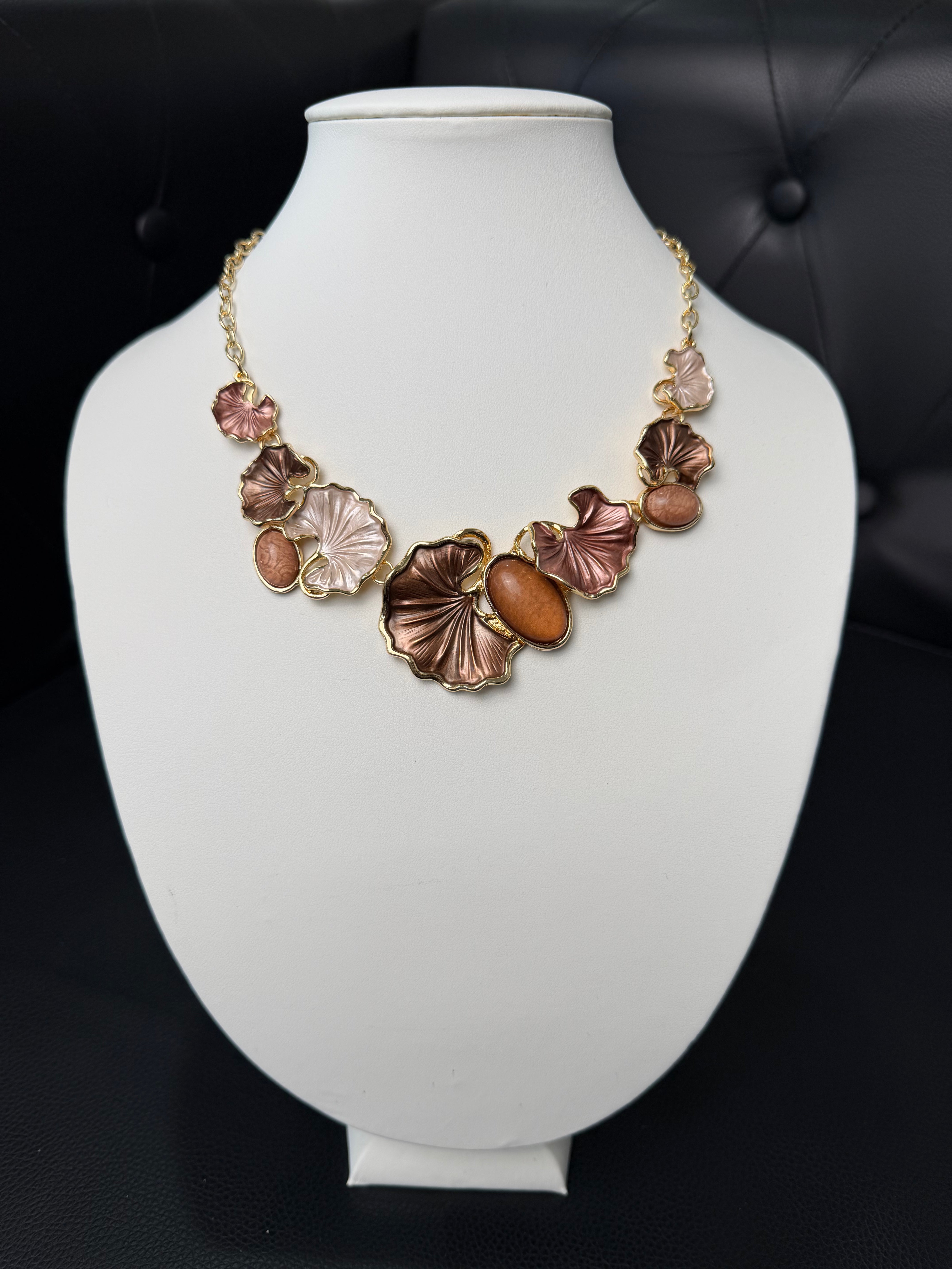 COLLANA FOGLIE CON PROFILI ORO COL.MARRONE