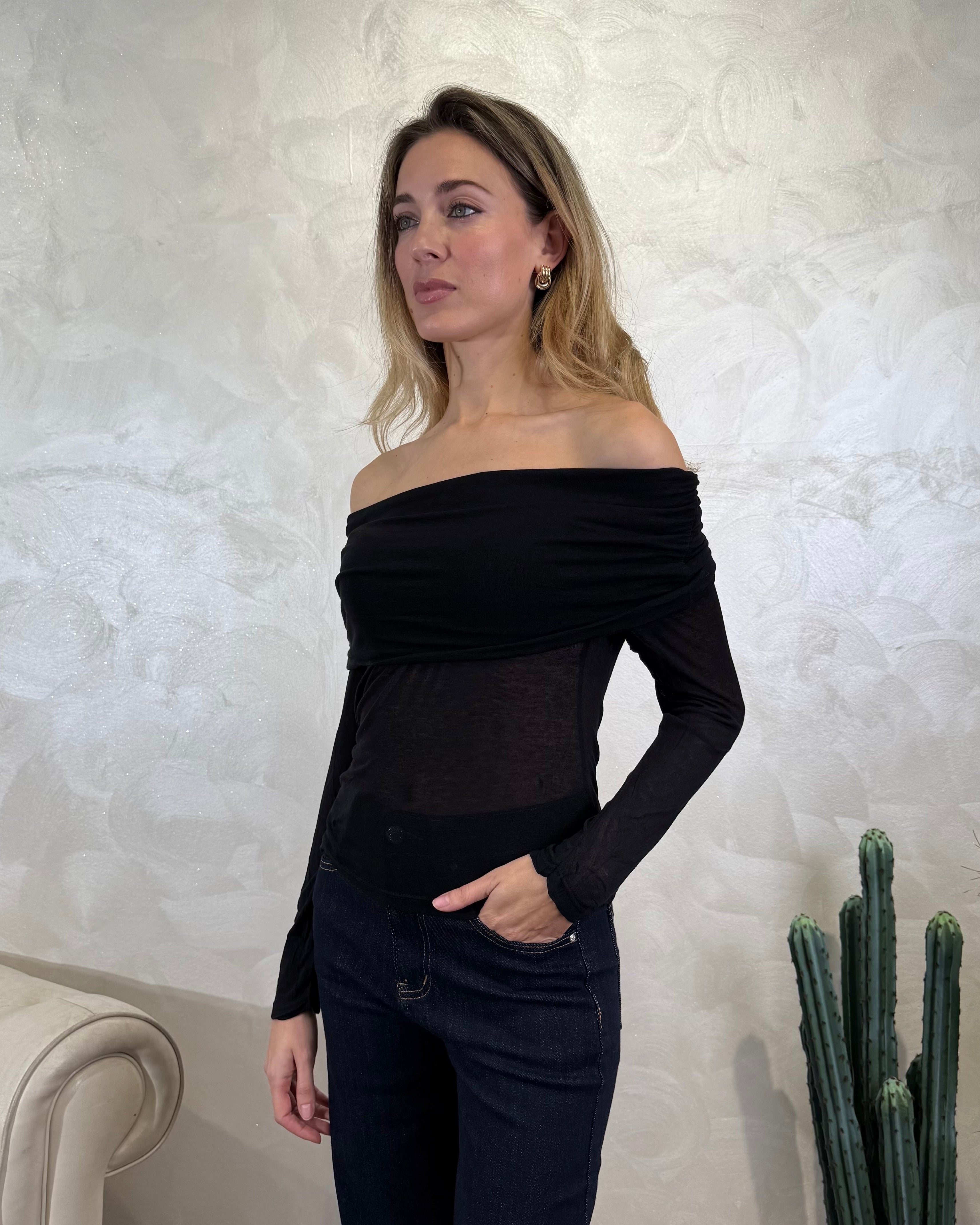 TOP SCOLLO ARRICCIATO COL NERO