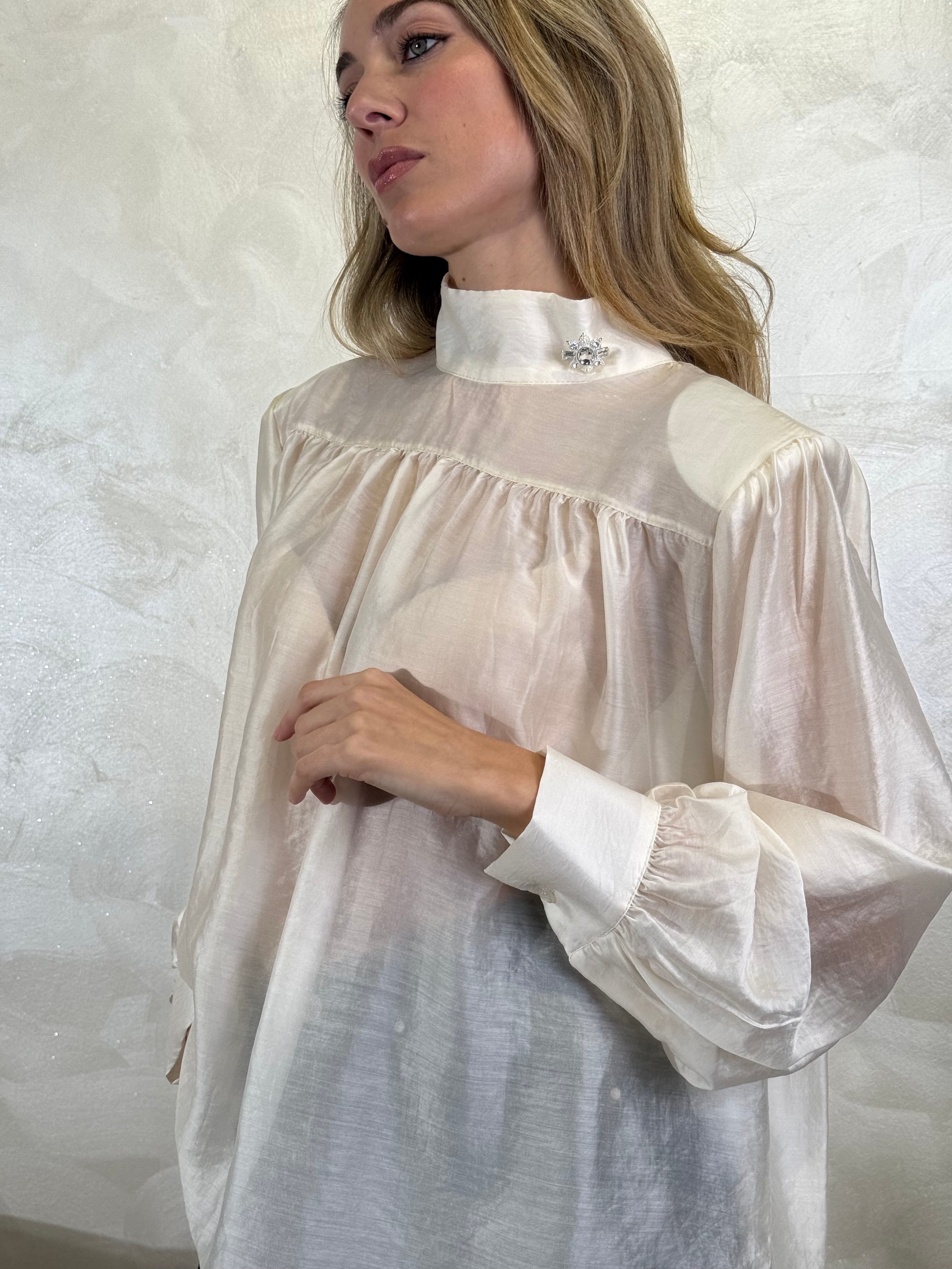 CAMICIA CON SPALLINE E DETTAGLIO GIOIELLO COL.PANNA