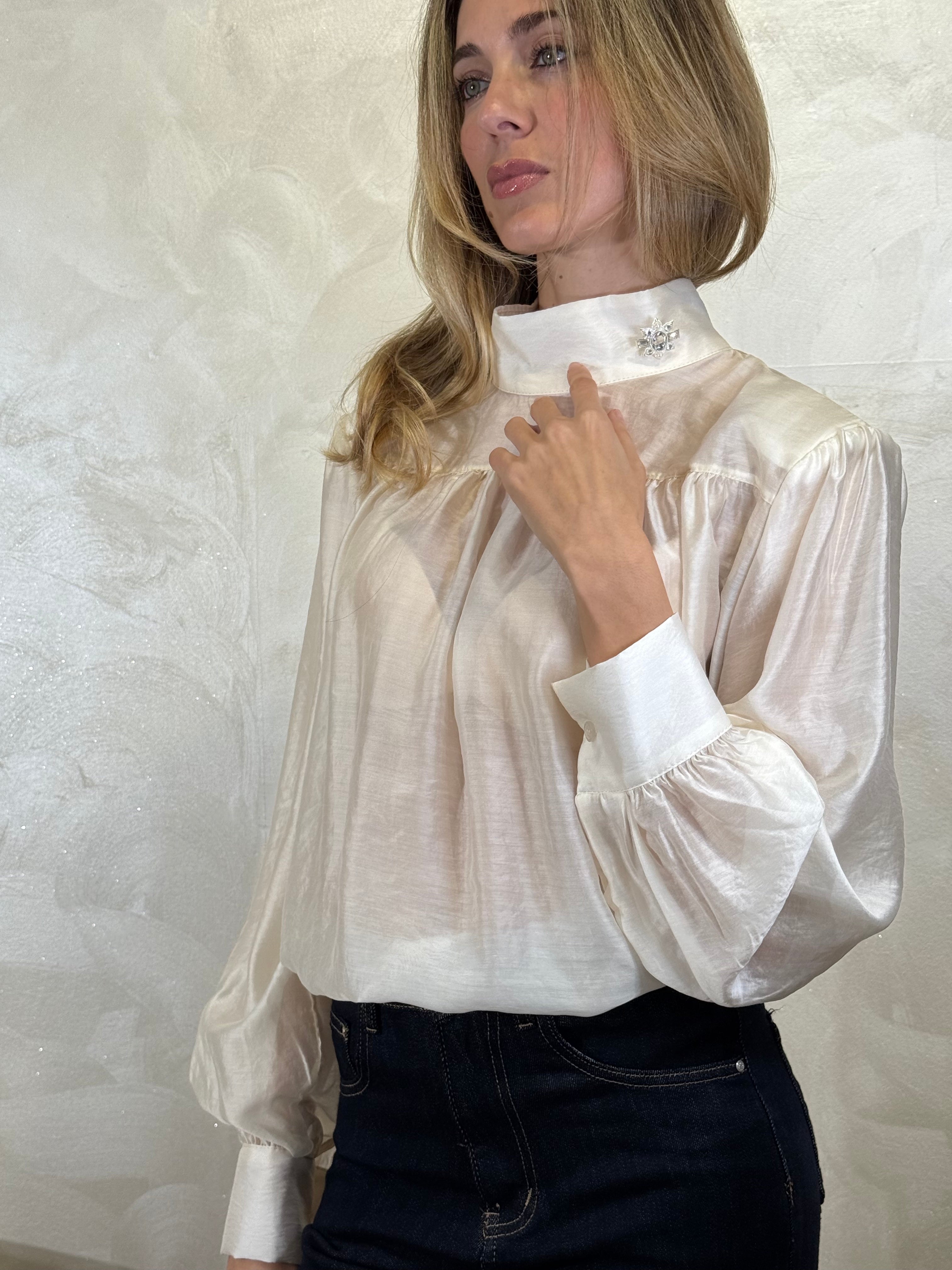 CAMICIA CON SPALLINE E DETTAGLIO GIOIELLO COL.PANNA