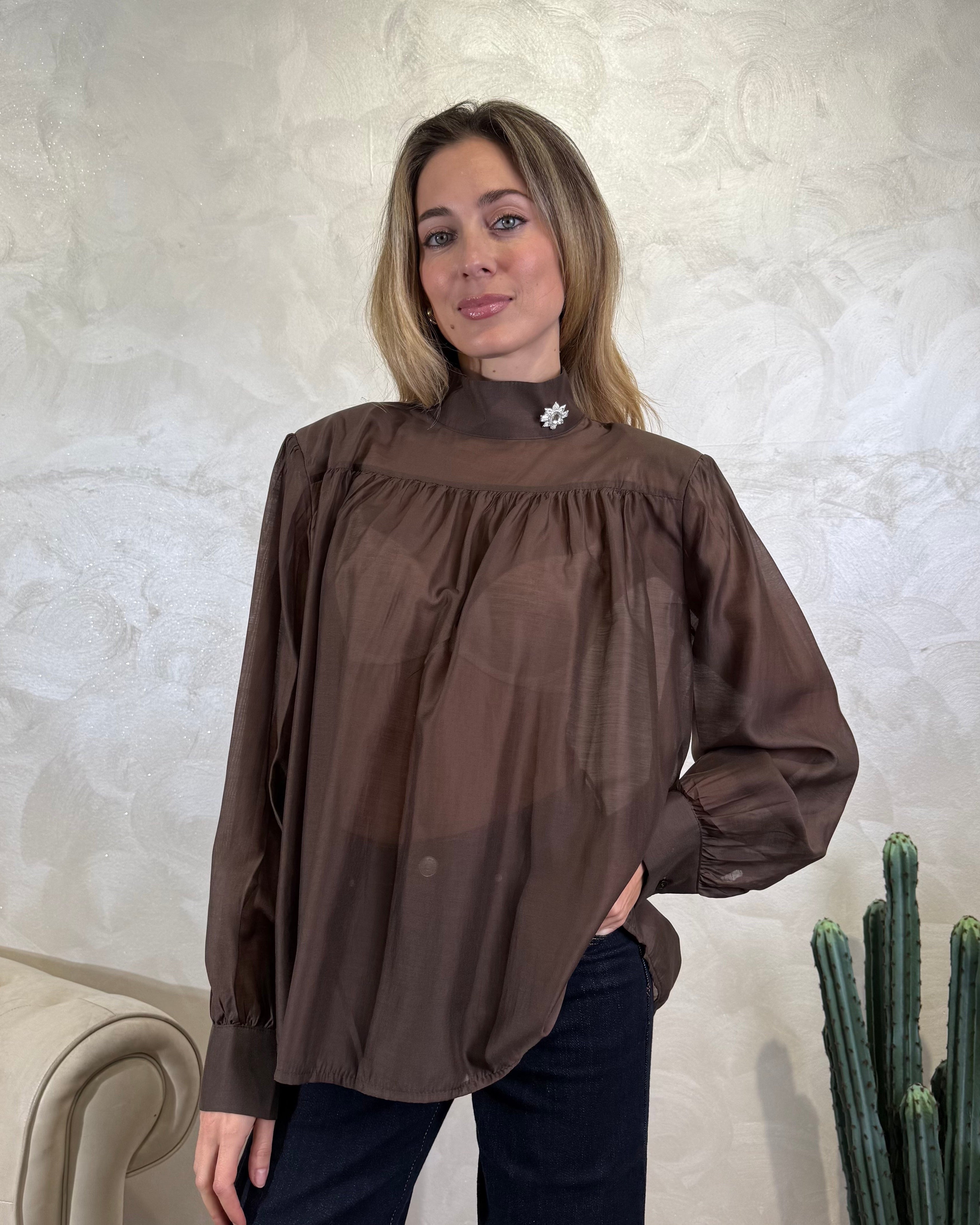 CAMICIA CON SPALLINE E DETTAGLIO GIOIELLO COL.MORO