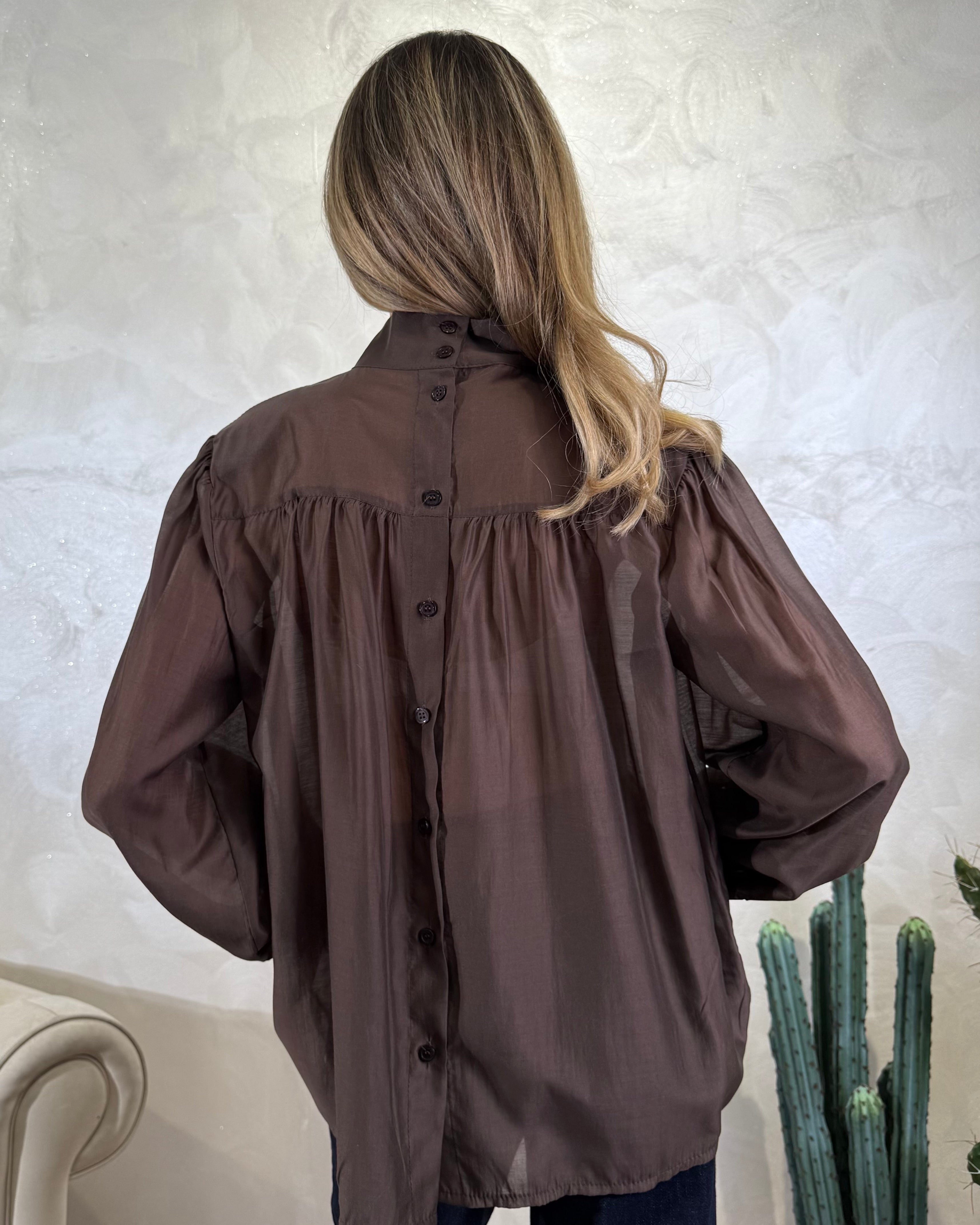 CAMICIA CON SPALLINE E DETTAGLIO GIOIELLO COL.MORO