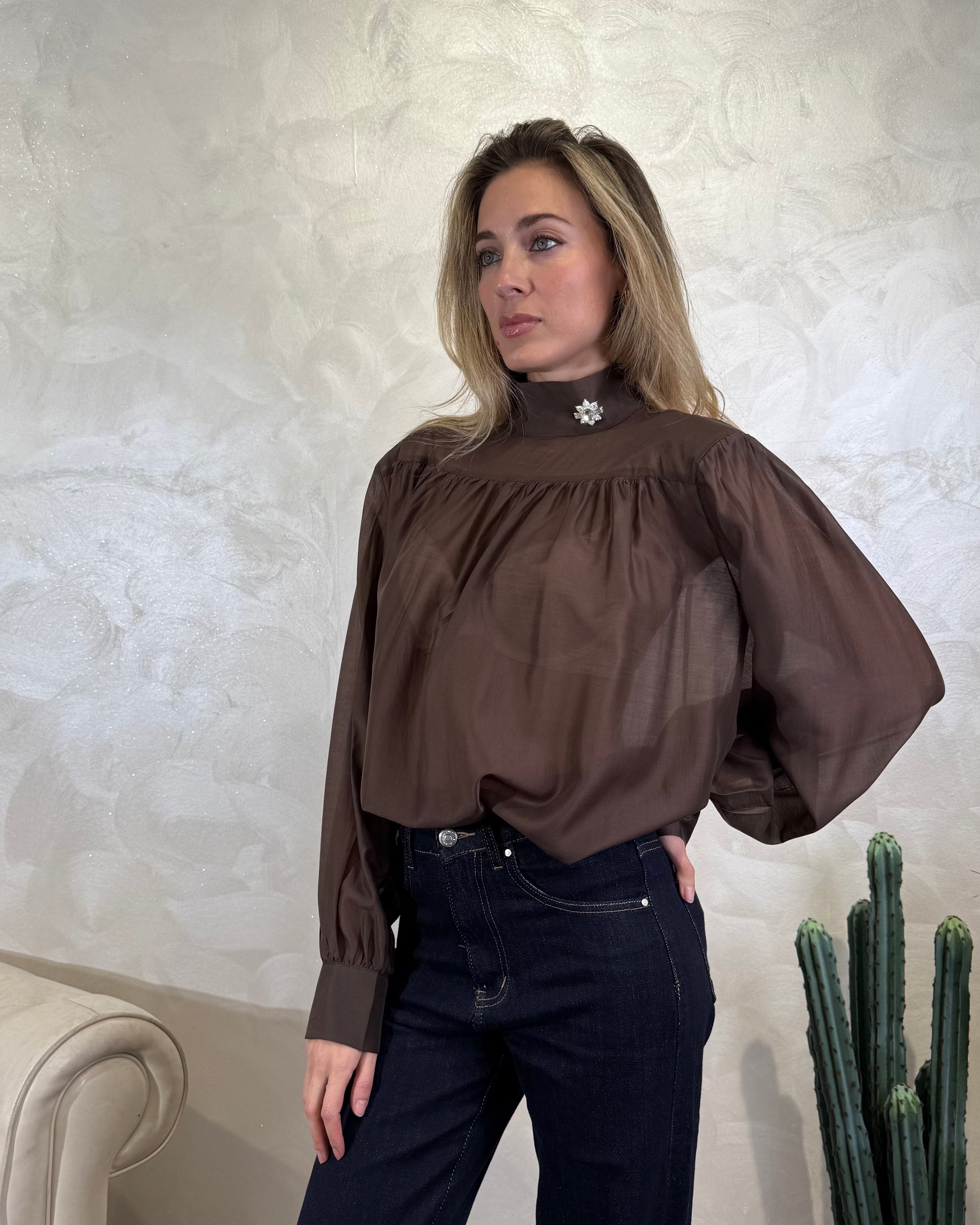 CAMICIA CON SPALLINE E DETTAGLIO GIOIELLO COL.MORO