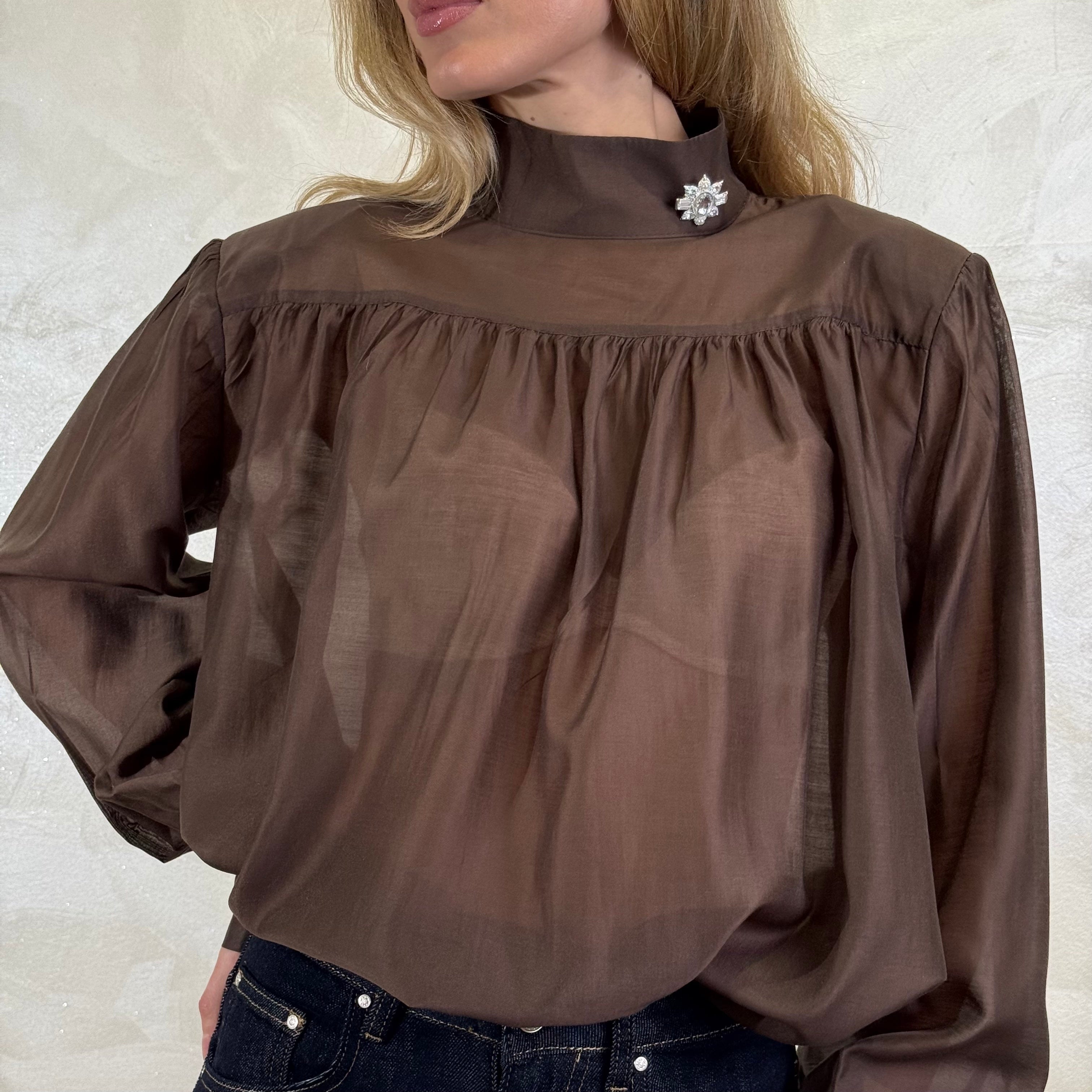 CAMICIA CON SPALLINE E DETTAGLIO GIOIELLO COL.MORO