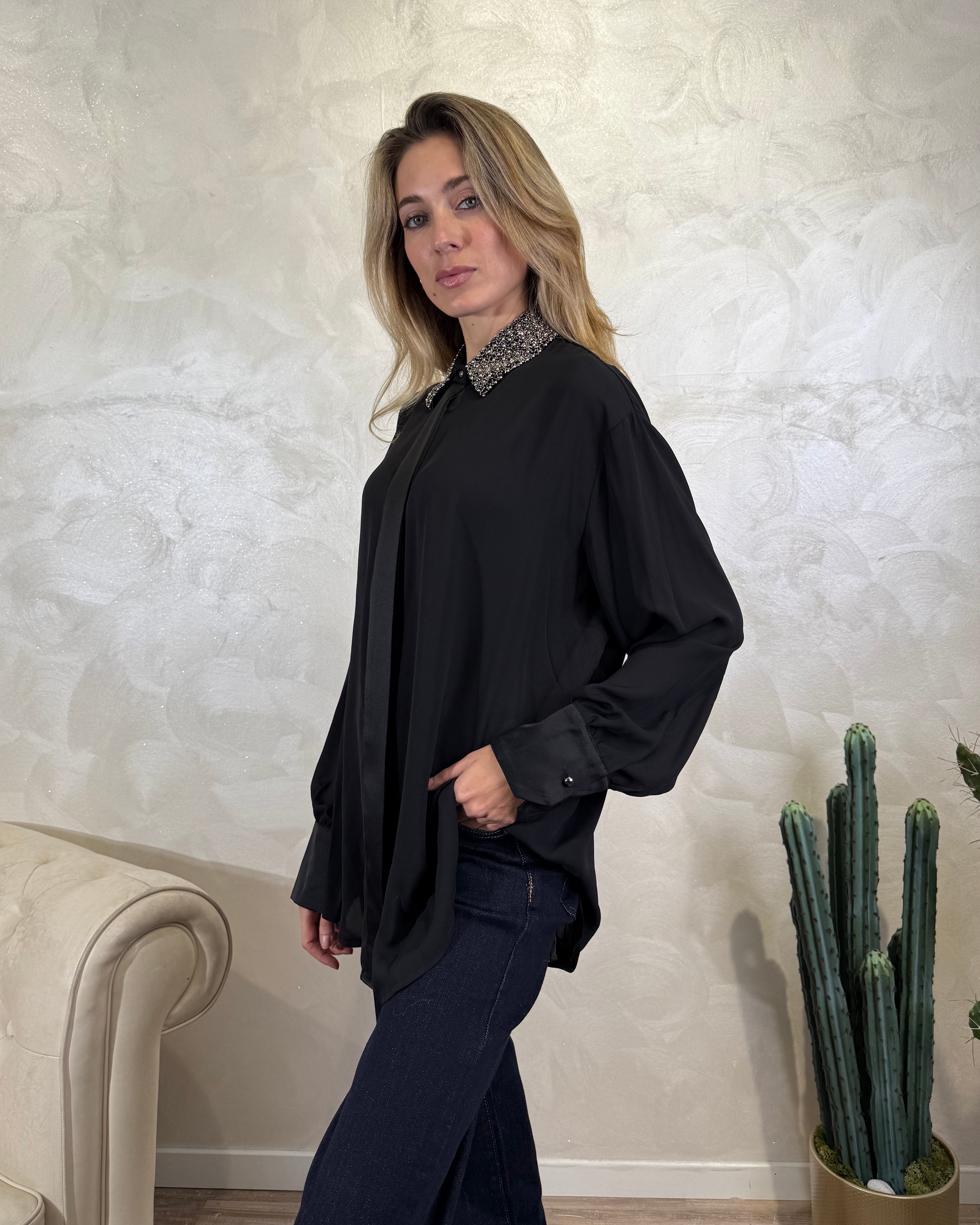 CAMICIA CON COLLO DECORATO EFFETTO METAL COL. NERO