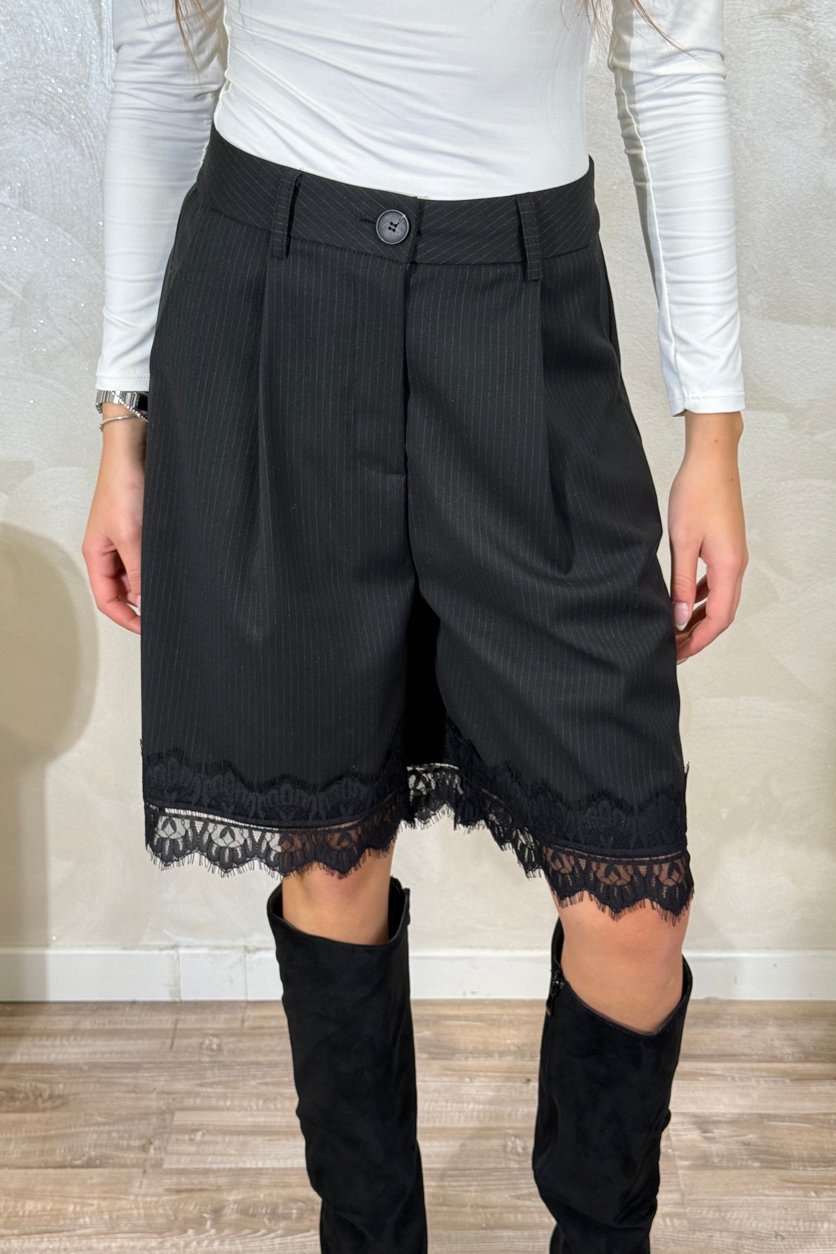 SHORTS GESSATO CON RIFINITURE IN PIZZO COL. NERO