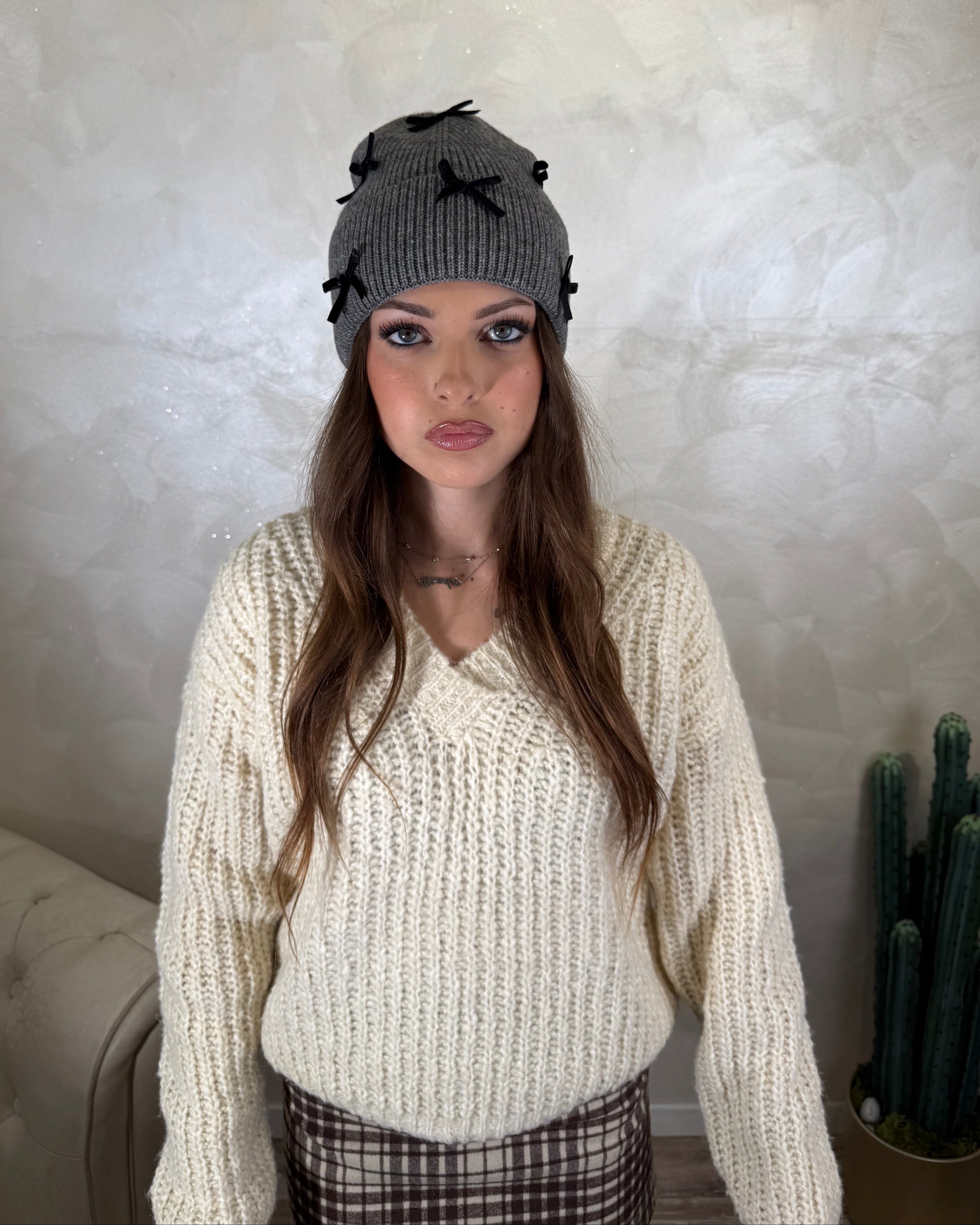 CAPPELLO CUFFIA CON FIOCCHETTI COL. GRIGIO