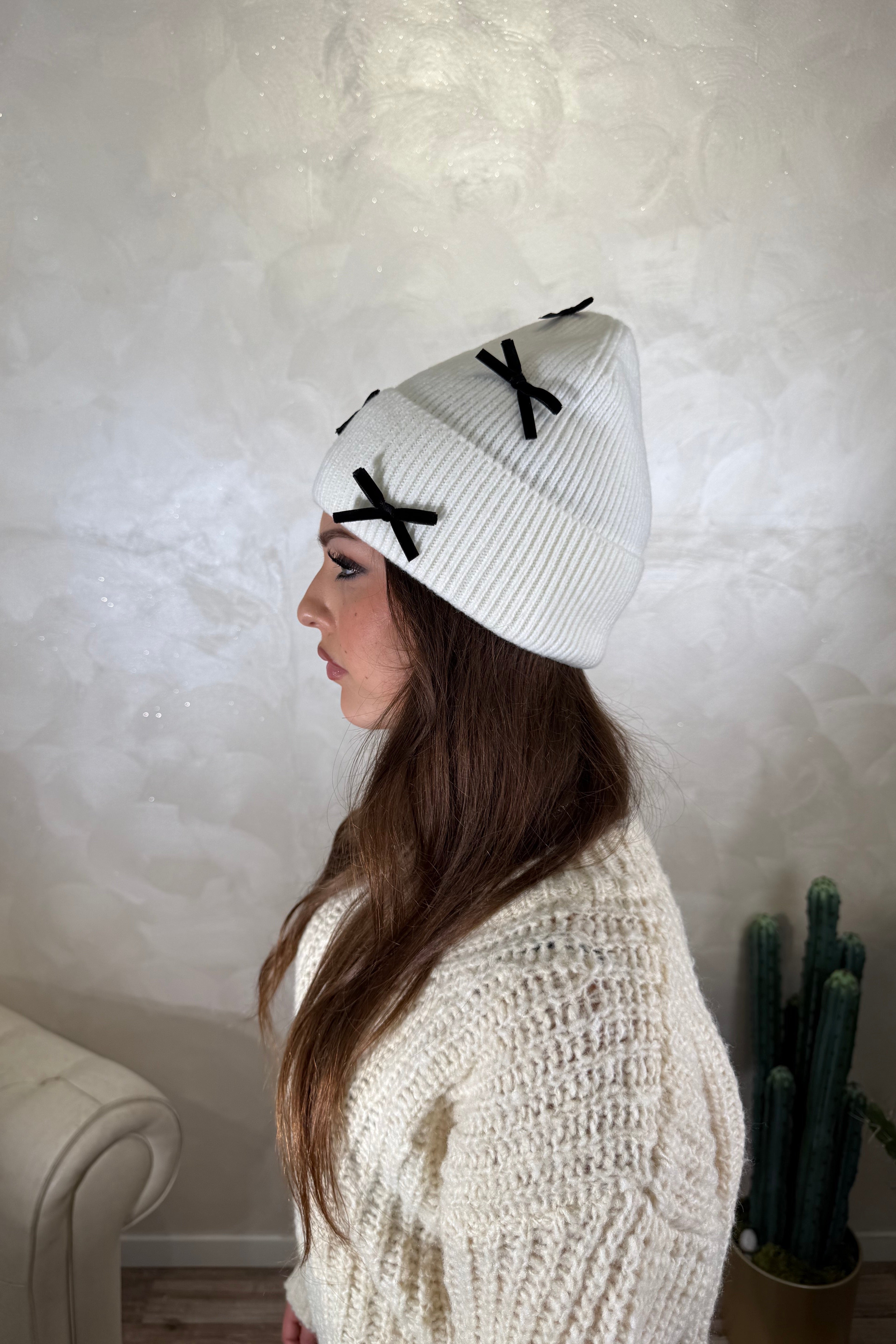 CAPPELLO CUFFIA CON FIOCCHETTI COL. BIANCO