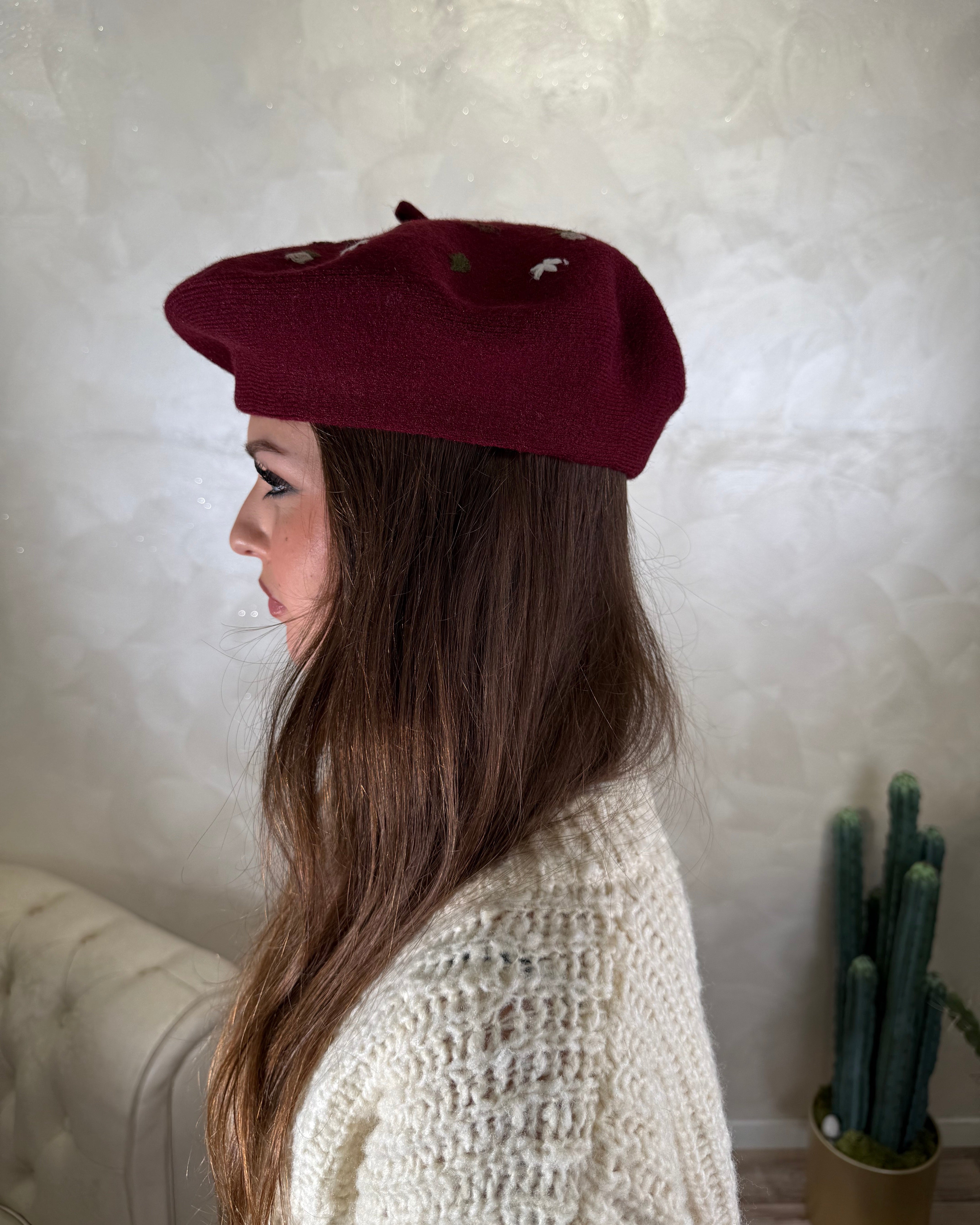 CAPPELLINO BASCO CON RICAMI COL.BORDEAUX