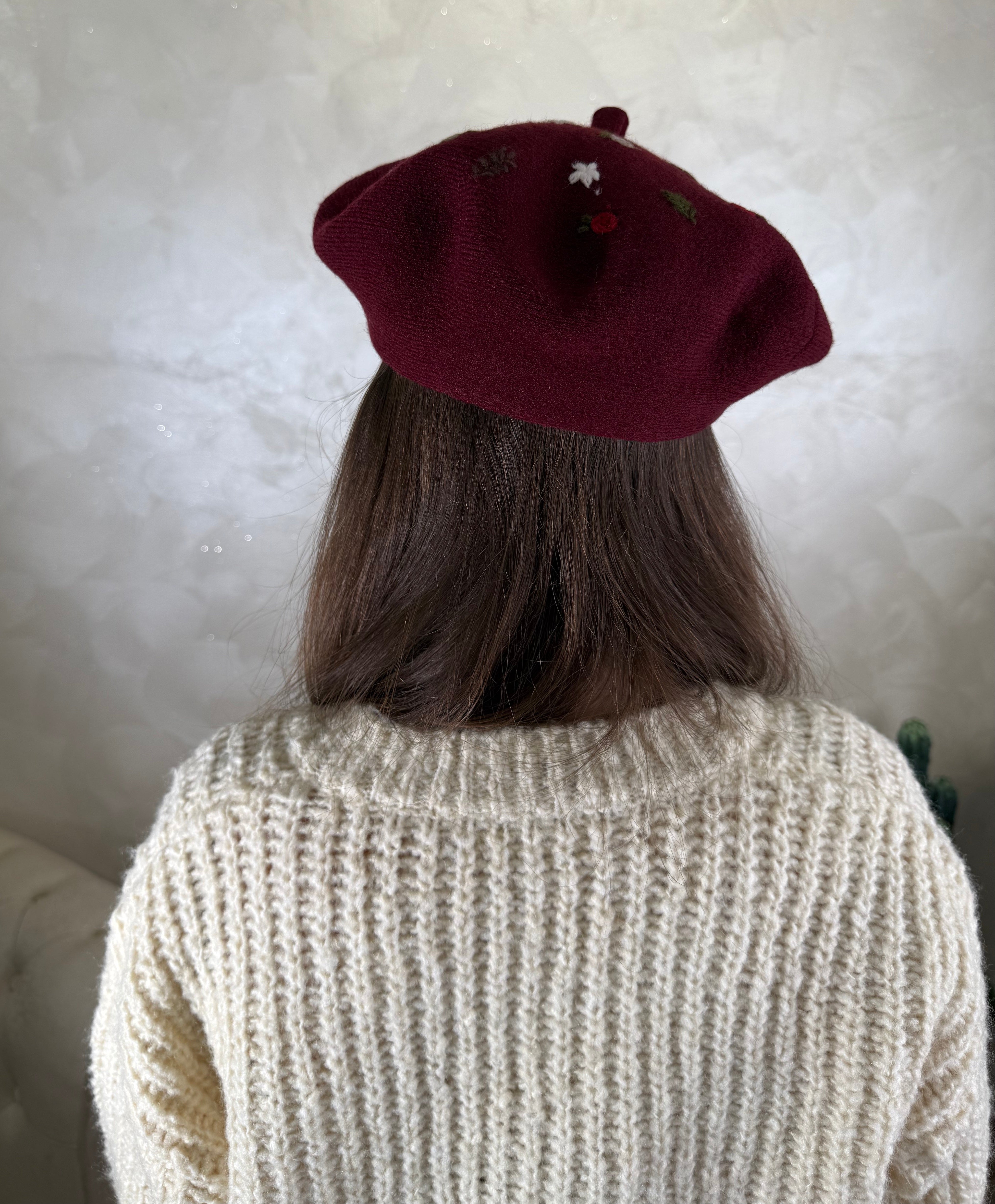 CAPPELLINO BASCO CON RICAMI COL.BORDEAUX