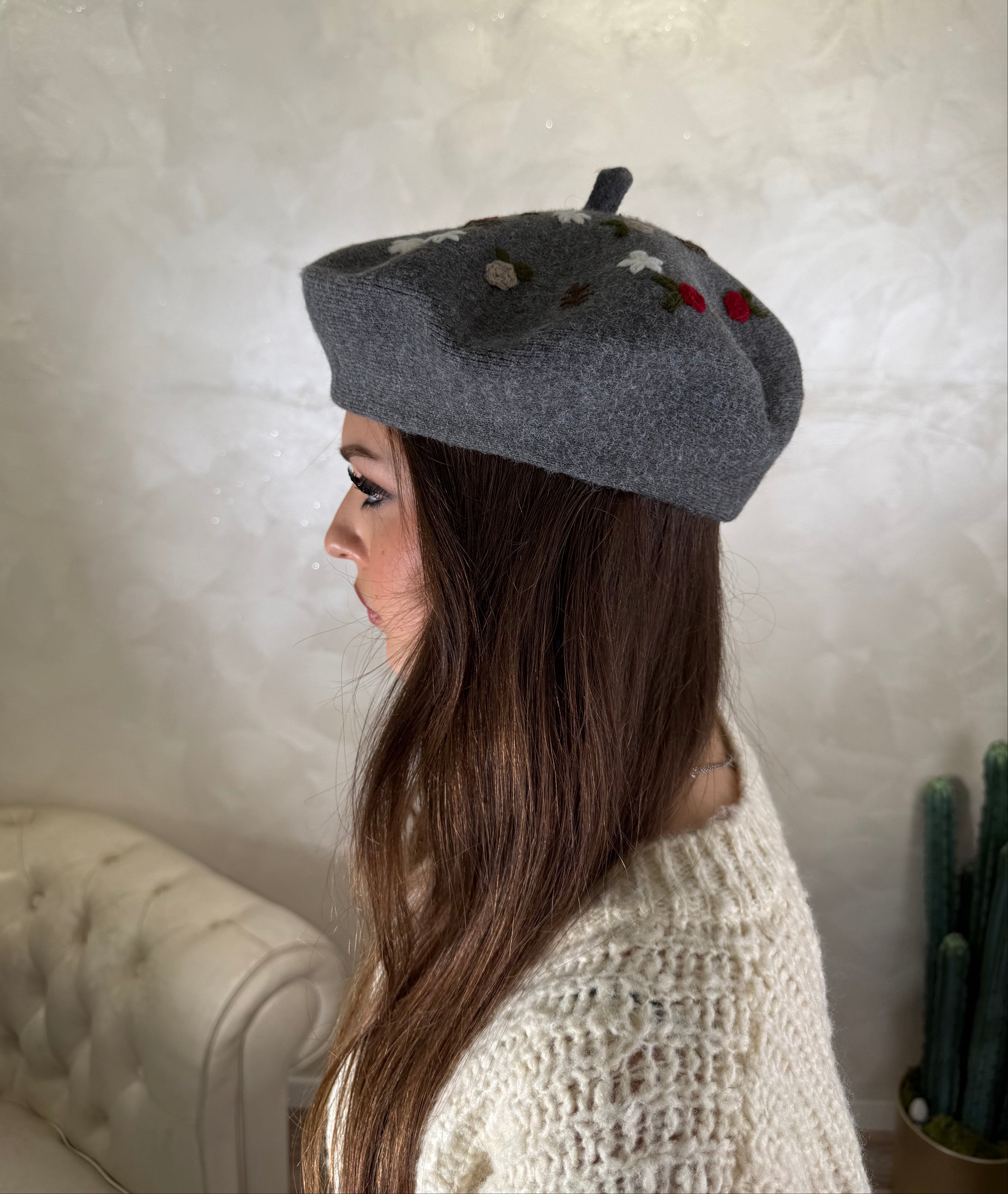 CAPPELLINO BASCO CON RICAMI COL.GRIGIO