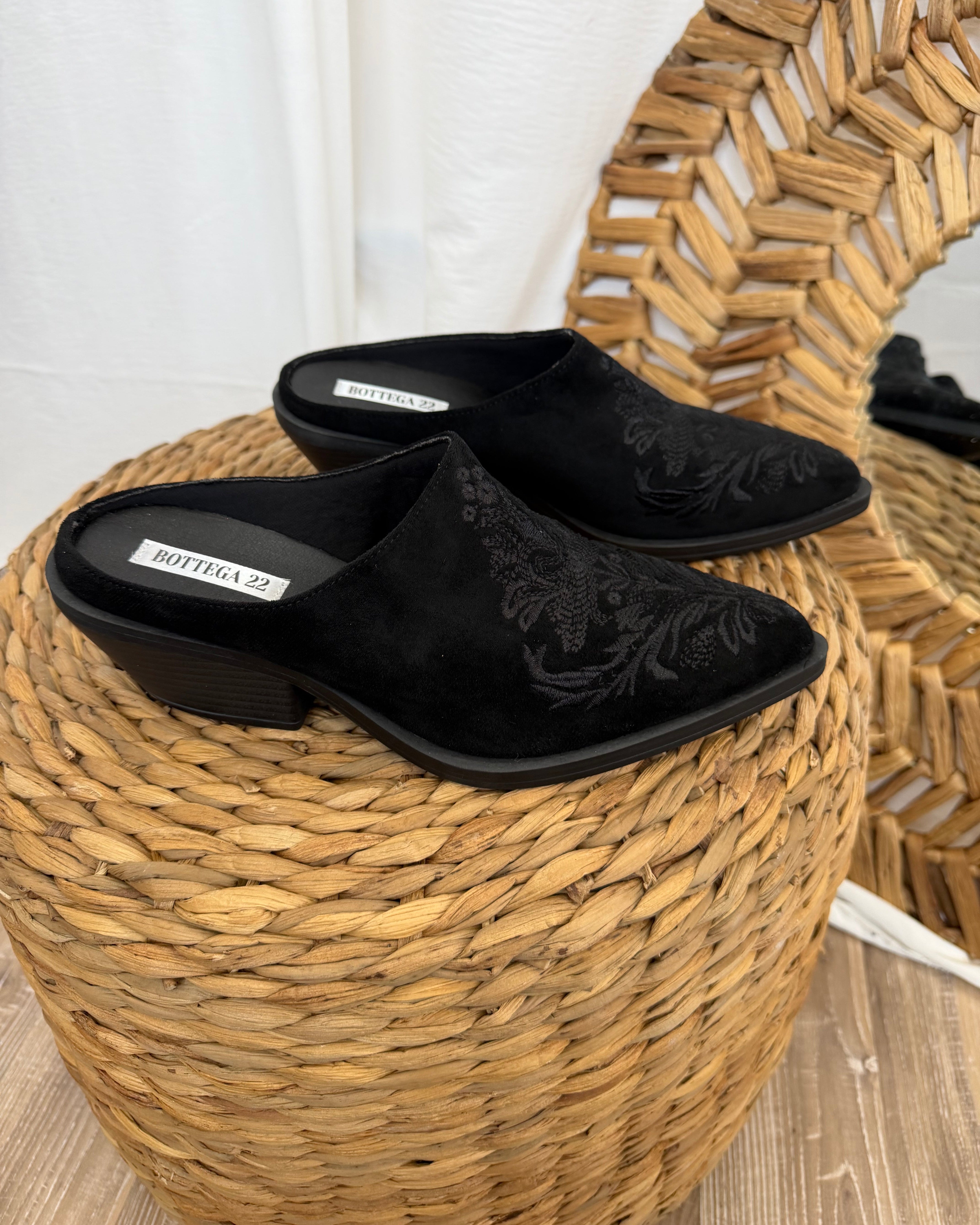 SCARPA SABOT DONNA SCAMOSCIATI RICAMATI COL NERO