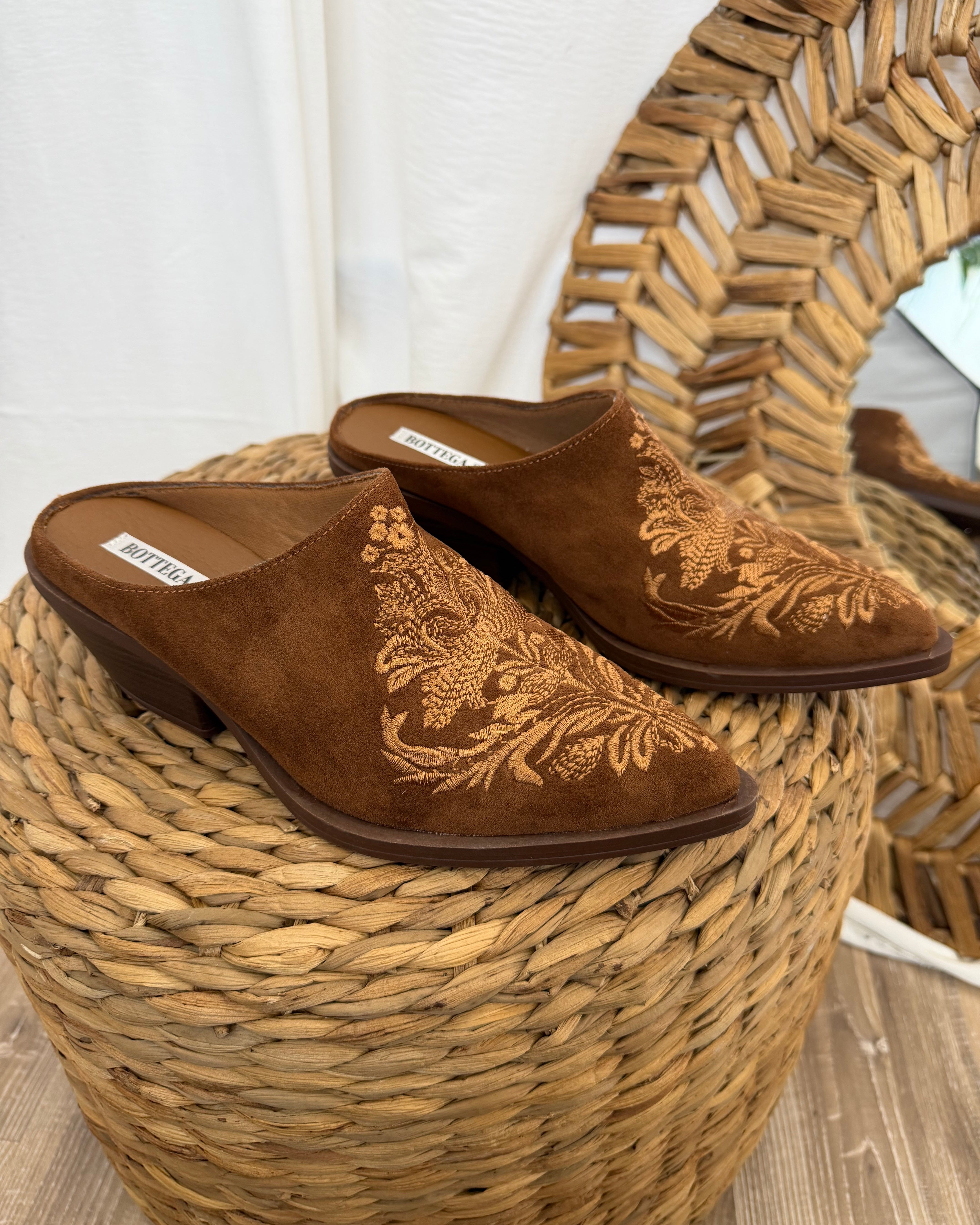 SCARPA SABOT DONNA SCAMOSCIATI RICAMATI COL CAMEL