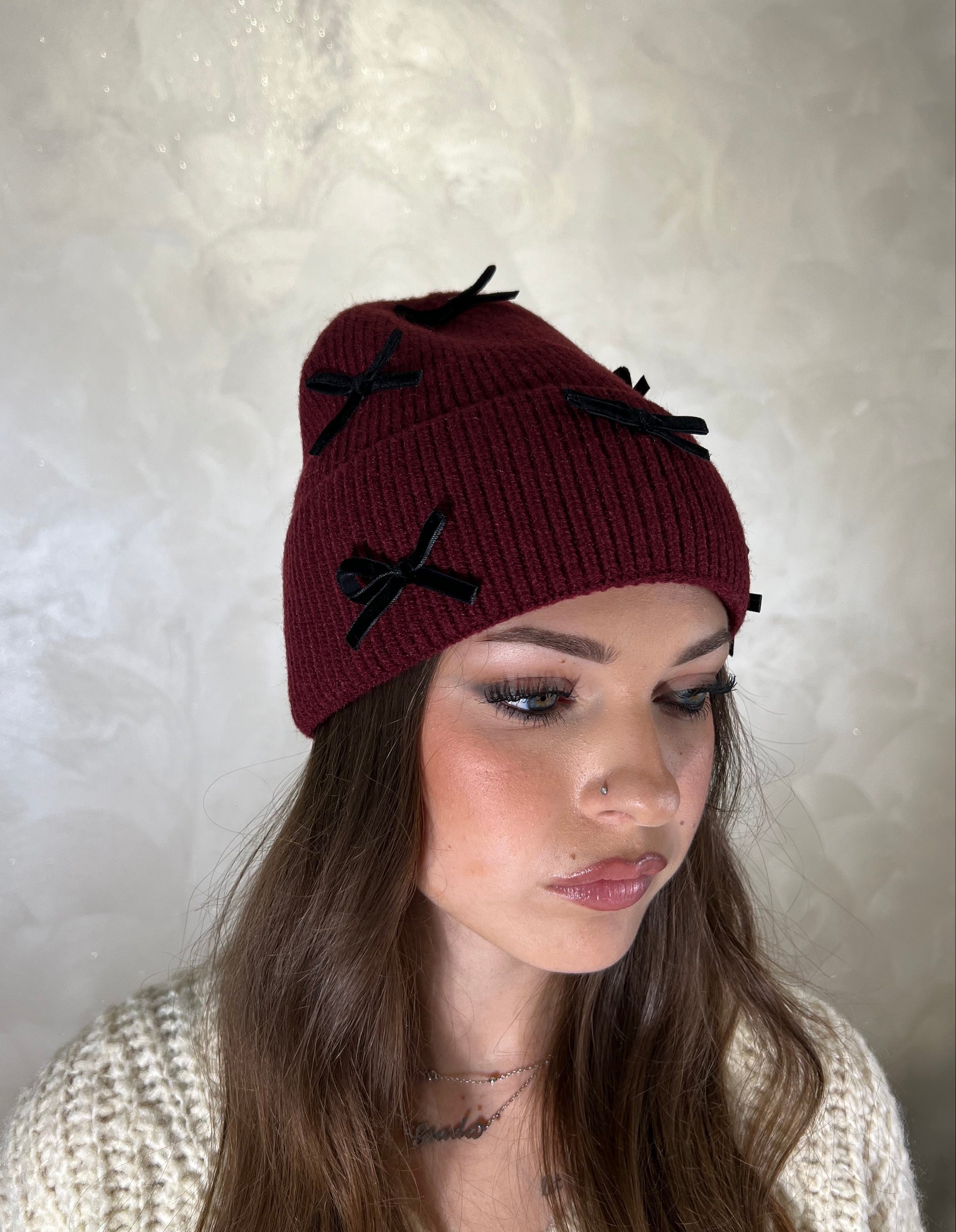 CAPPELLO CUFFIA CON FIOCCHETTI COL. BORDEAUX