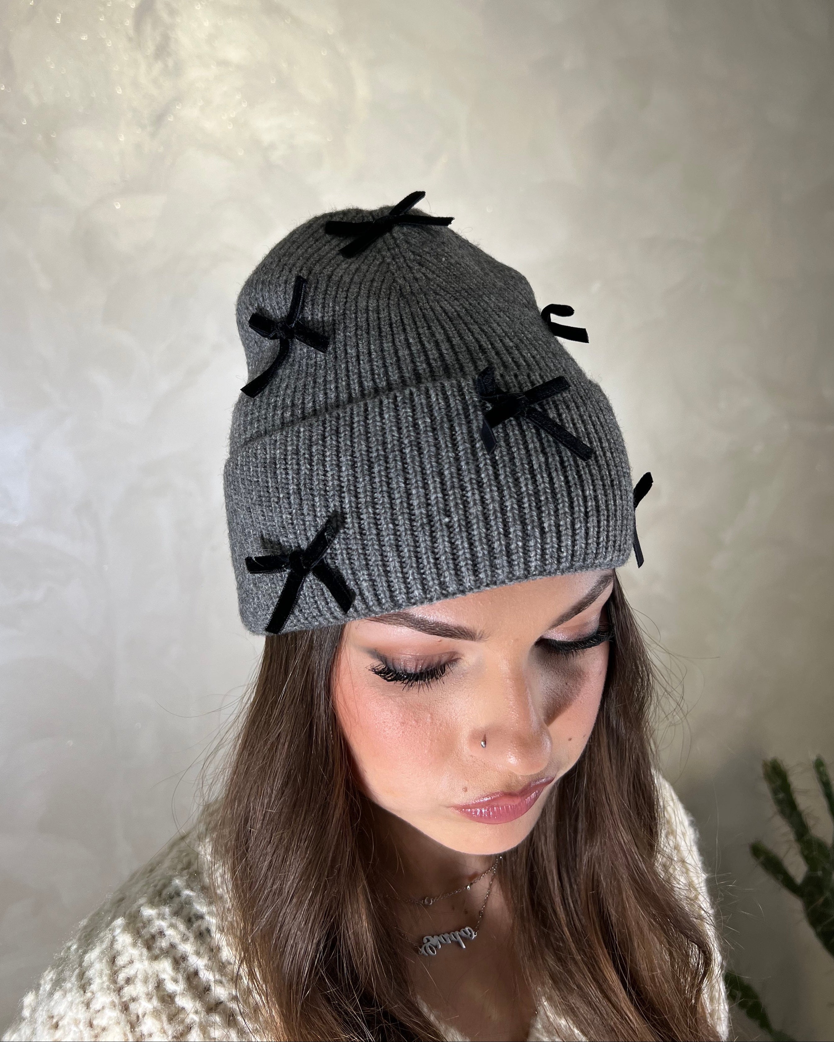 CAPPELLO CUFFIA CON FIOCCHETTI COL. GRIGIO