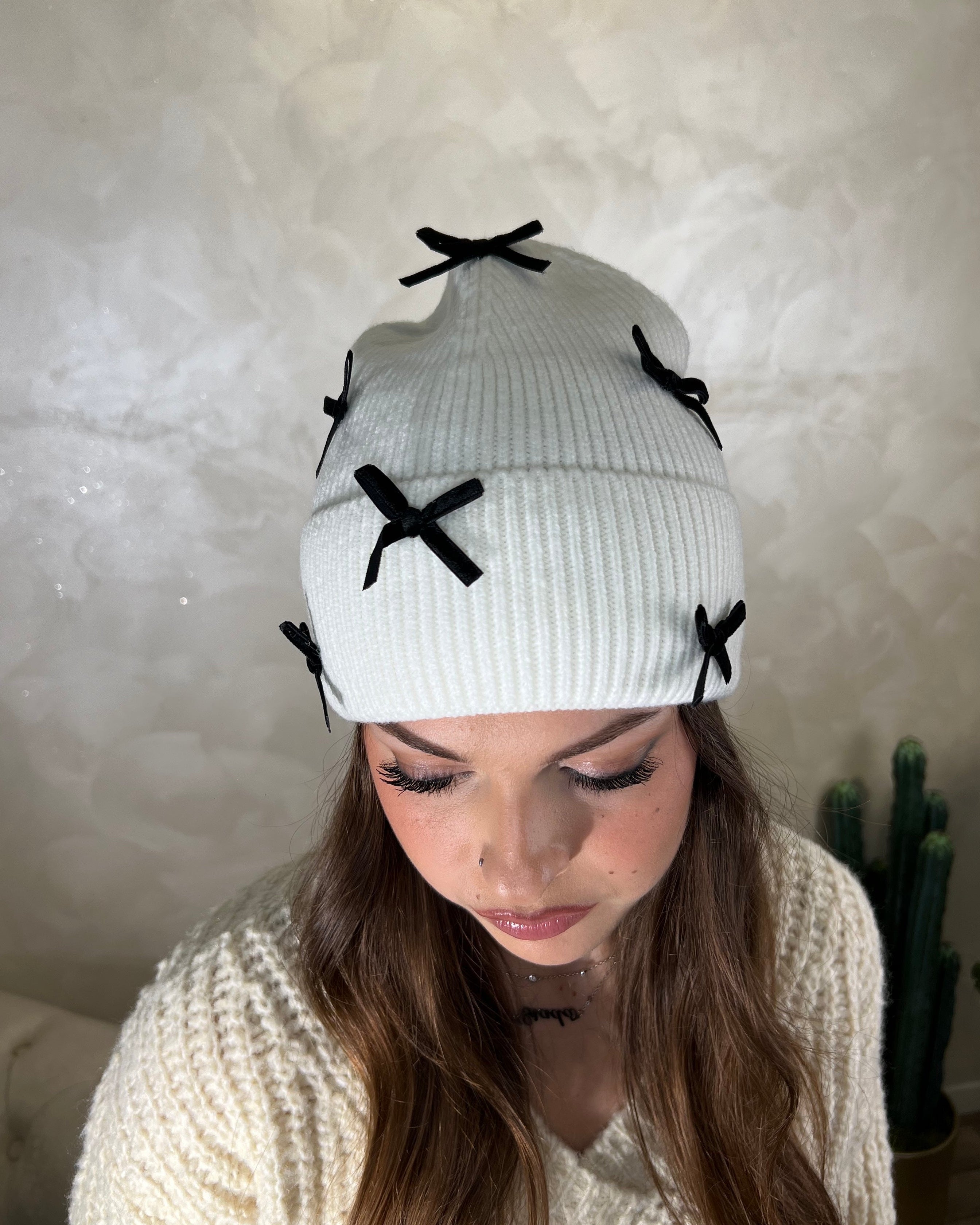 CAPPELLO CUFFIA CON FIOCCHETTI COL. BIANCO
