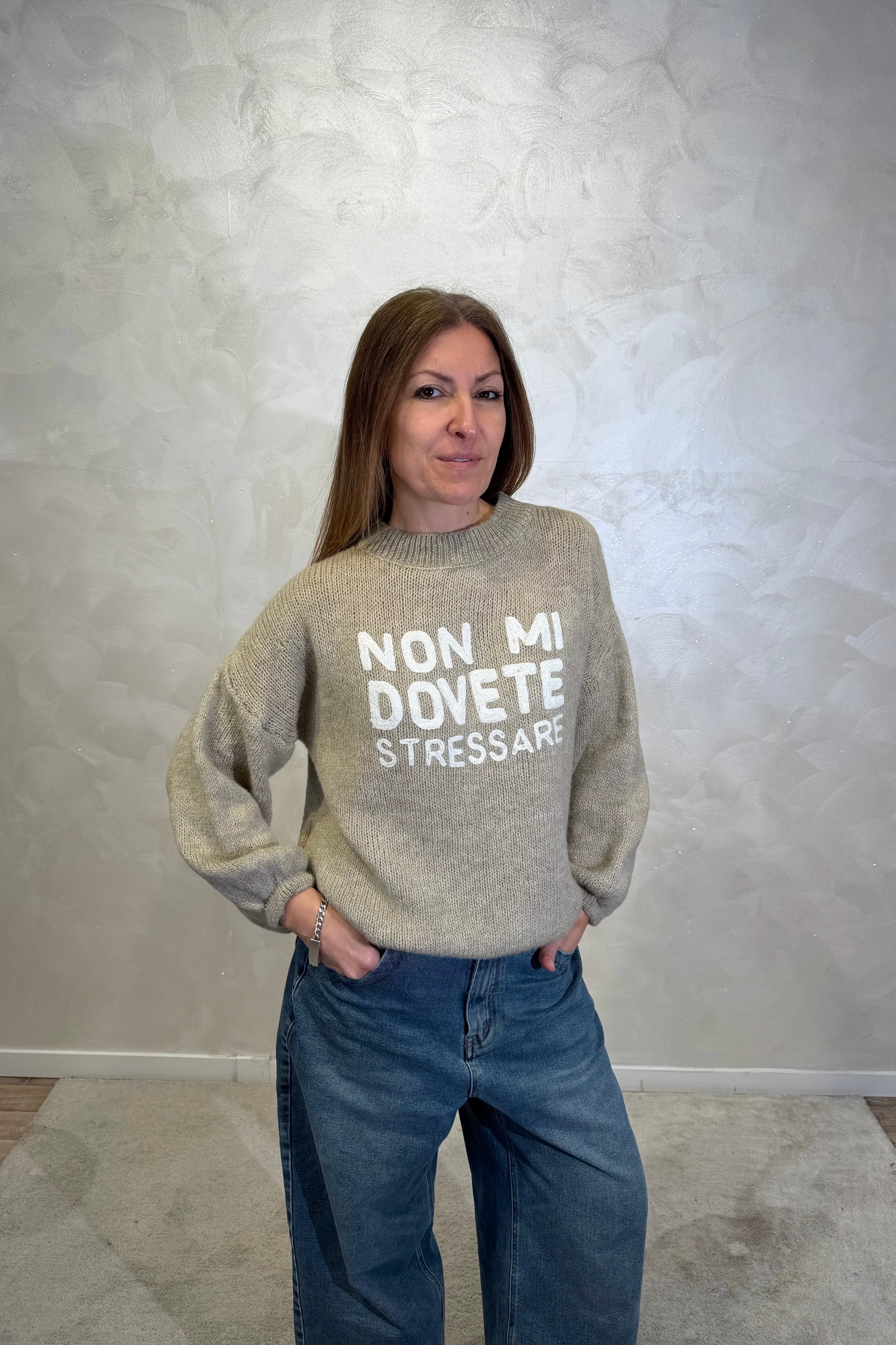 MAGLIONE CON RICAMO "NON MI DOVETE STRESSARE" COL. SABBIA