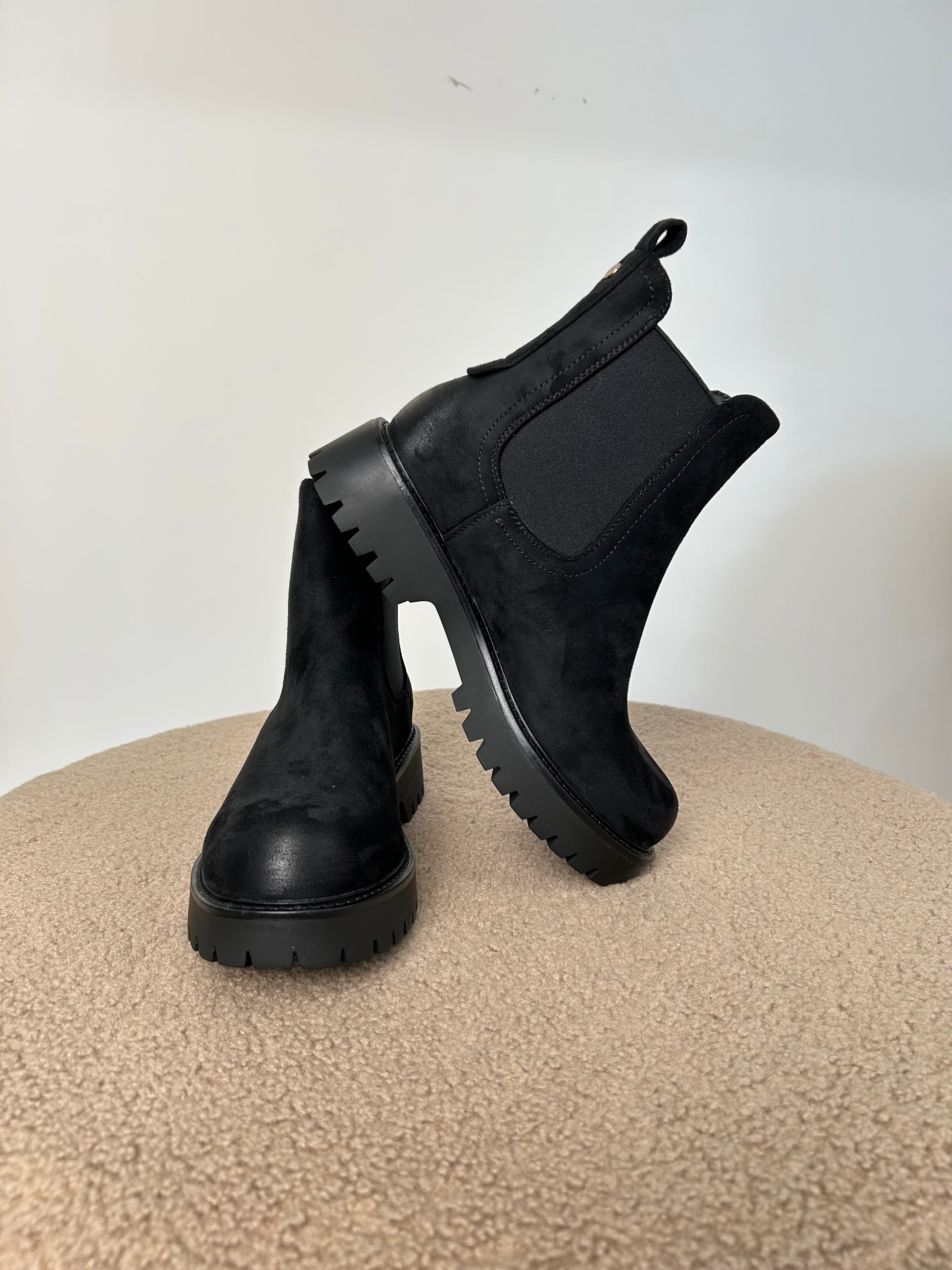 STIVALETTO CHELSEA BOOT CON SUOLA CARRARMATO COL. NERO