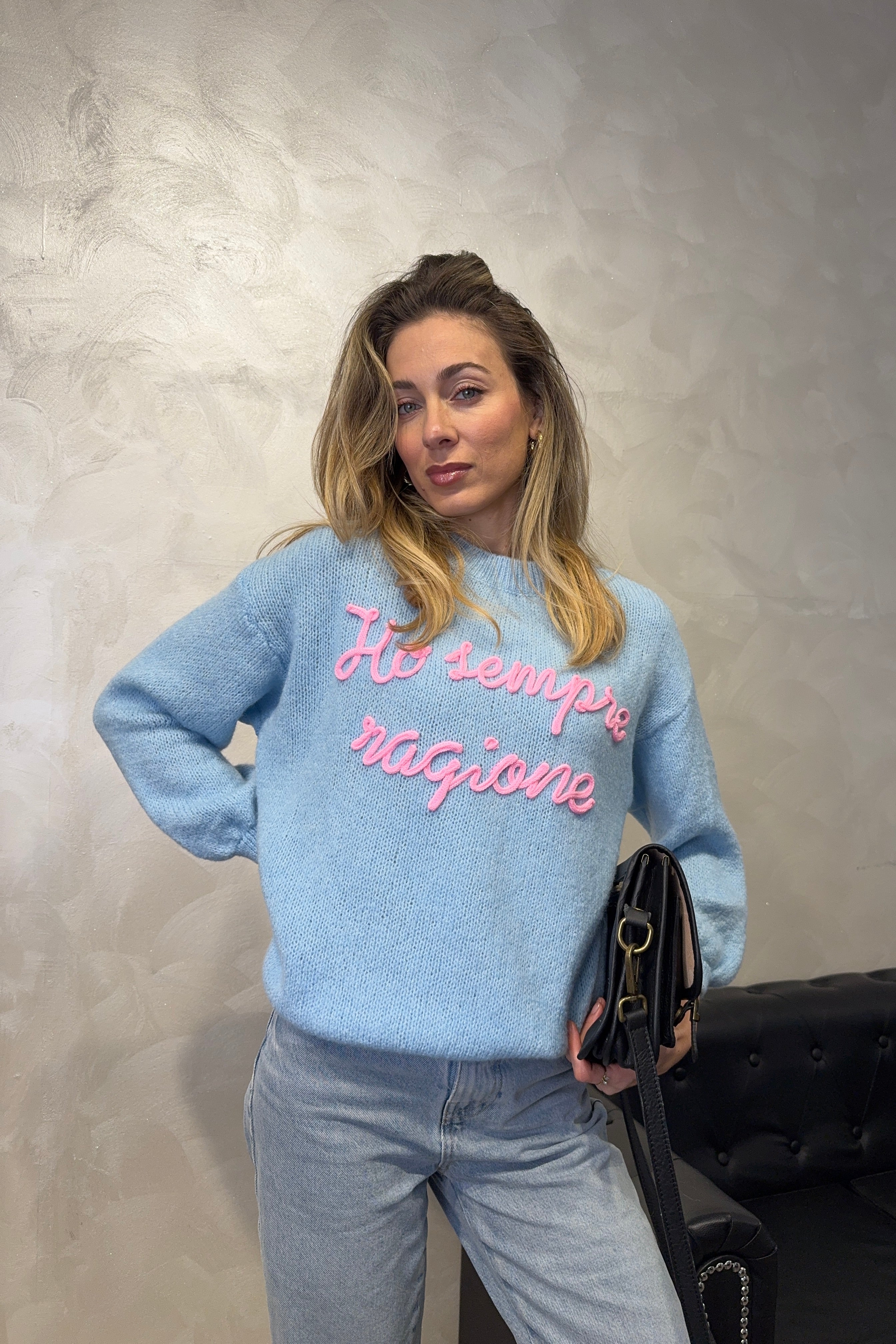 MAGLIONE CON RICAMO "HO SEMPRE RAGIONE" COL.CELESTE