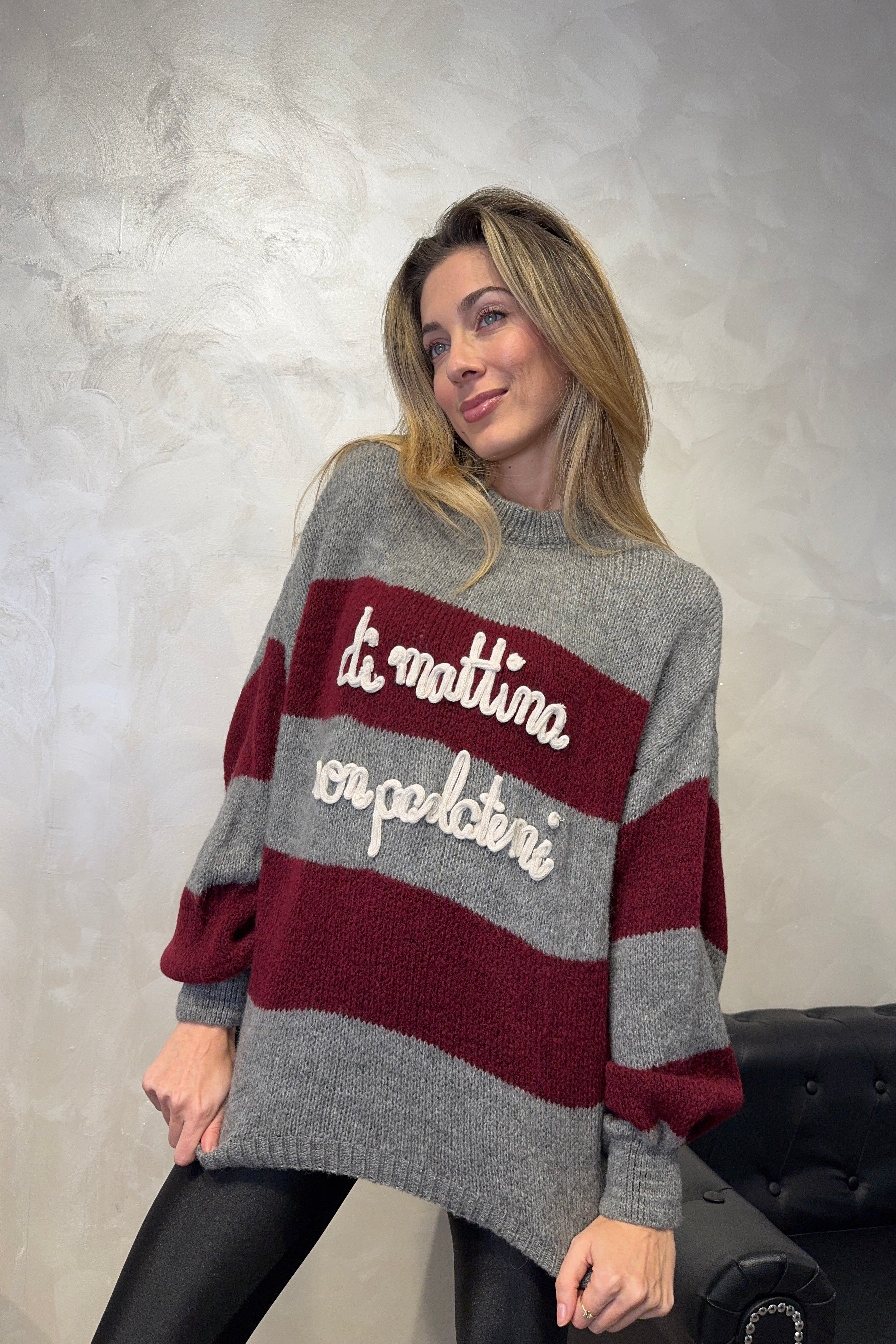 MAGLIONE RIGATO CON RICAMO " DI MATTINA NON PARLATEMI" COL.GRIGIO