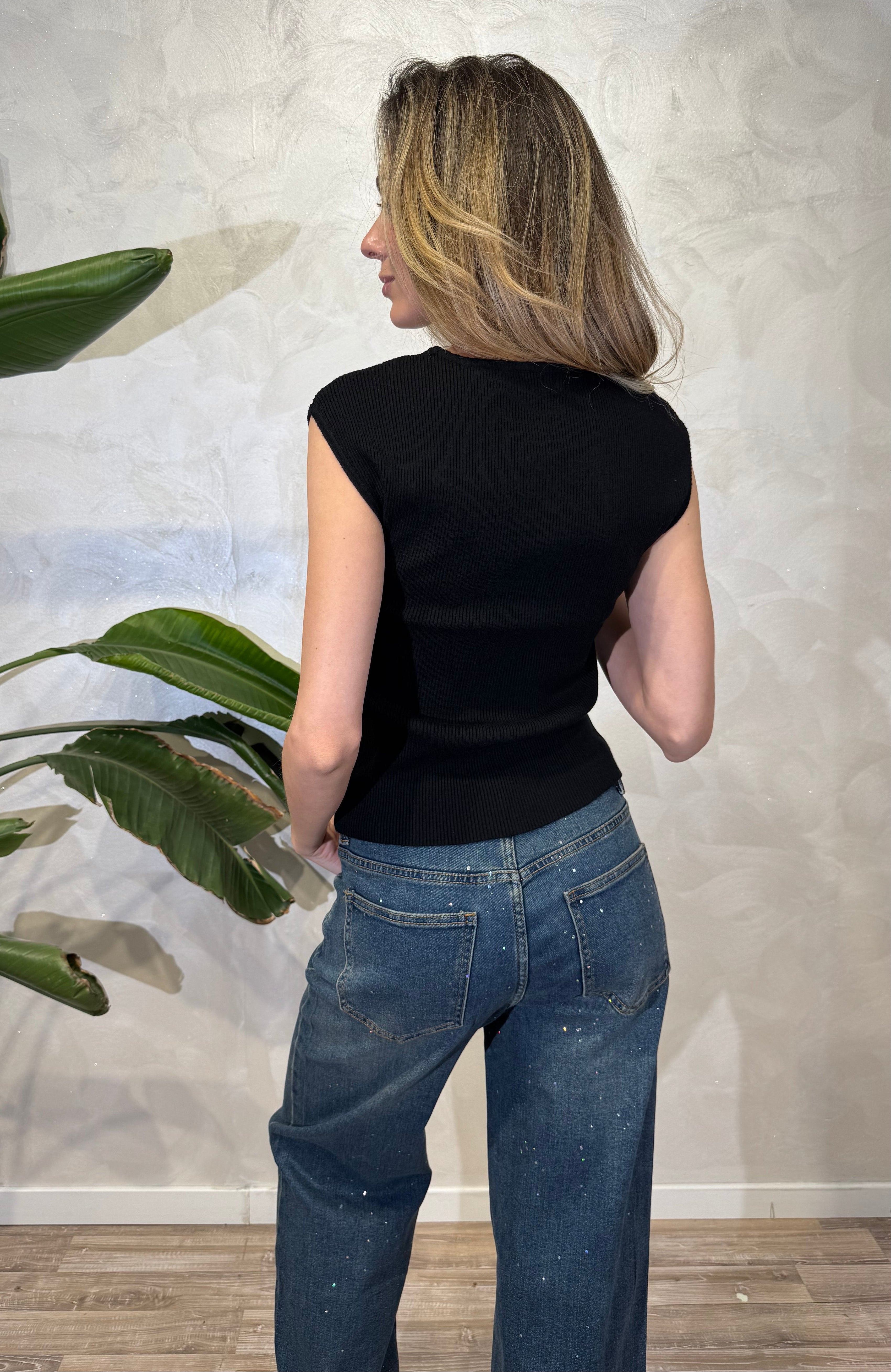 TOP COSTINA CON APPLICAZIONI FLOREALI COL NERO