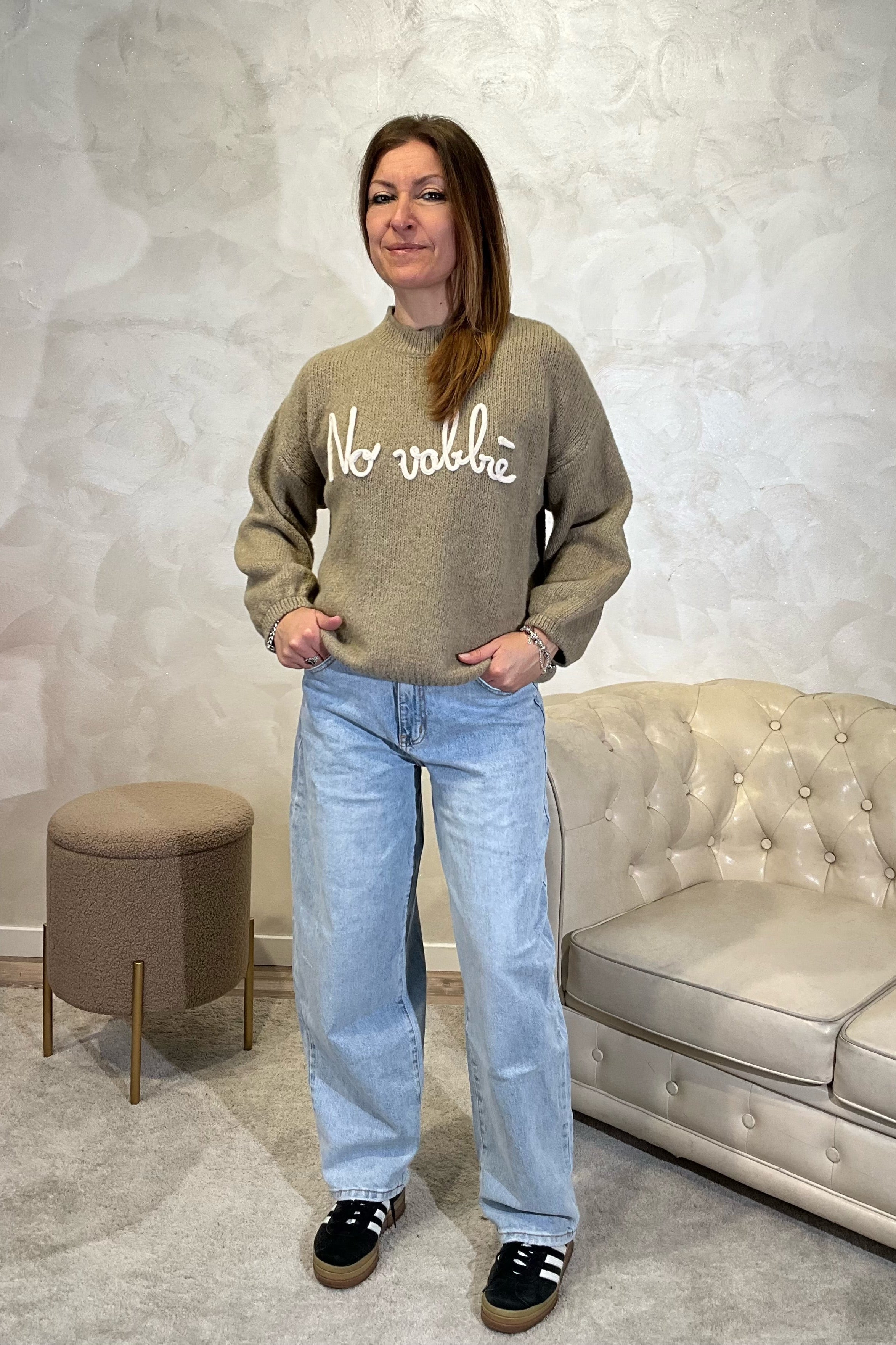 MAGLIONE CON RICAMO NO VABBE' COL. TORTORA