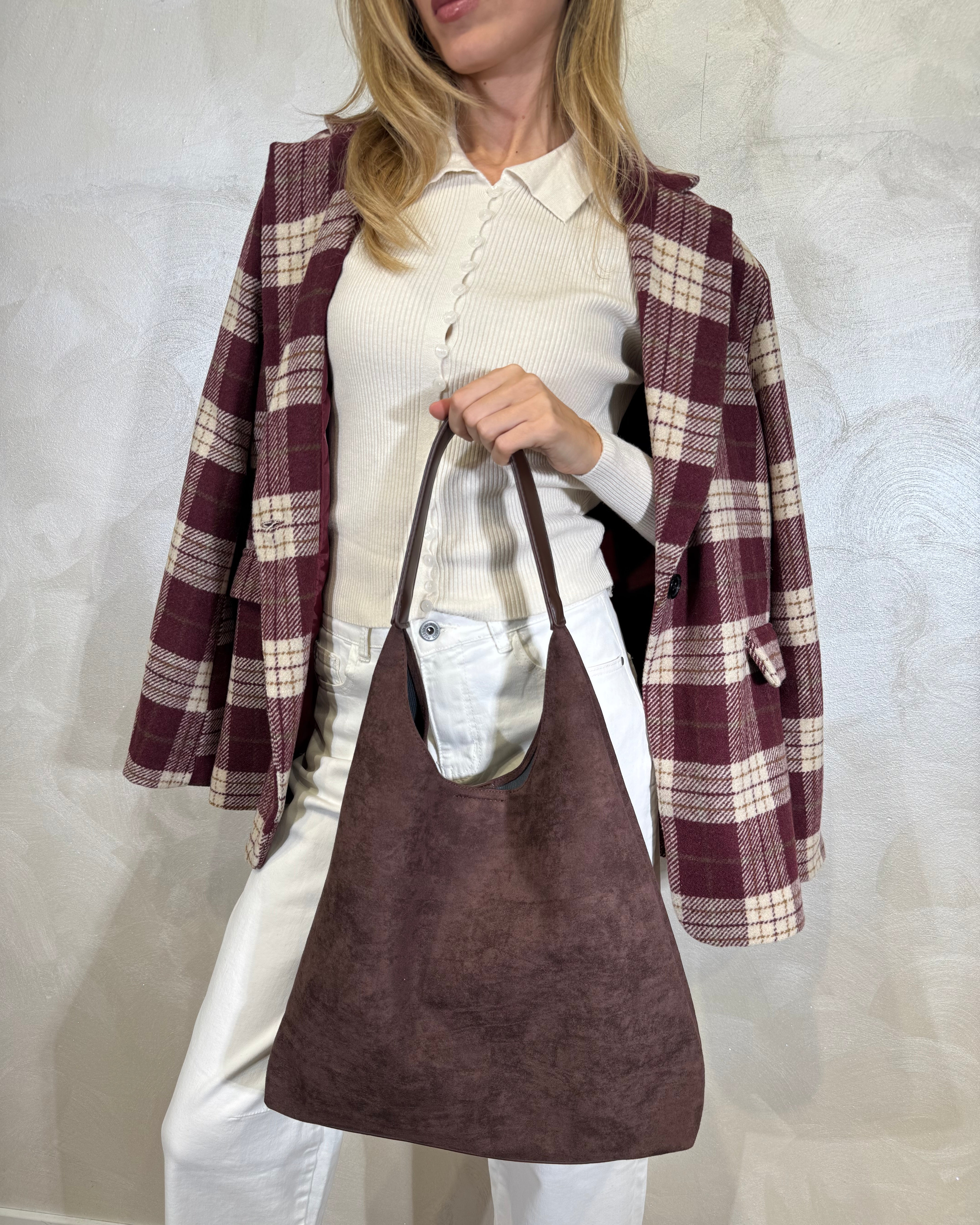 BORSA TRIANGOLARE IN SIMIL CAMOSCIO COL. MORO