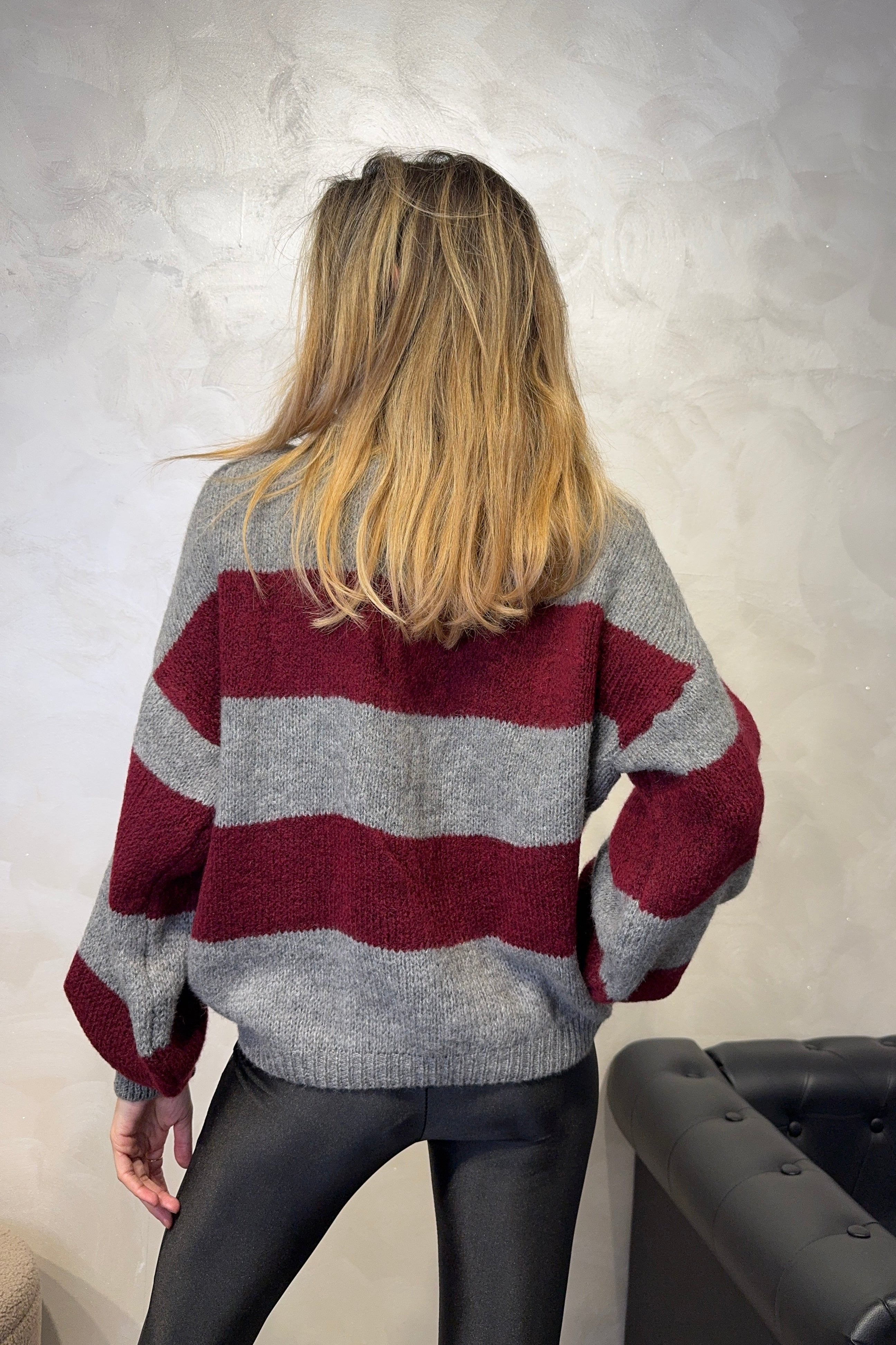 MAGLIONE RIGATO CON RICAMO " DI MATTINA NON PARLATEMI" COL.GRIGIO