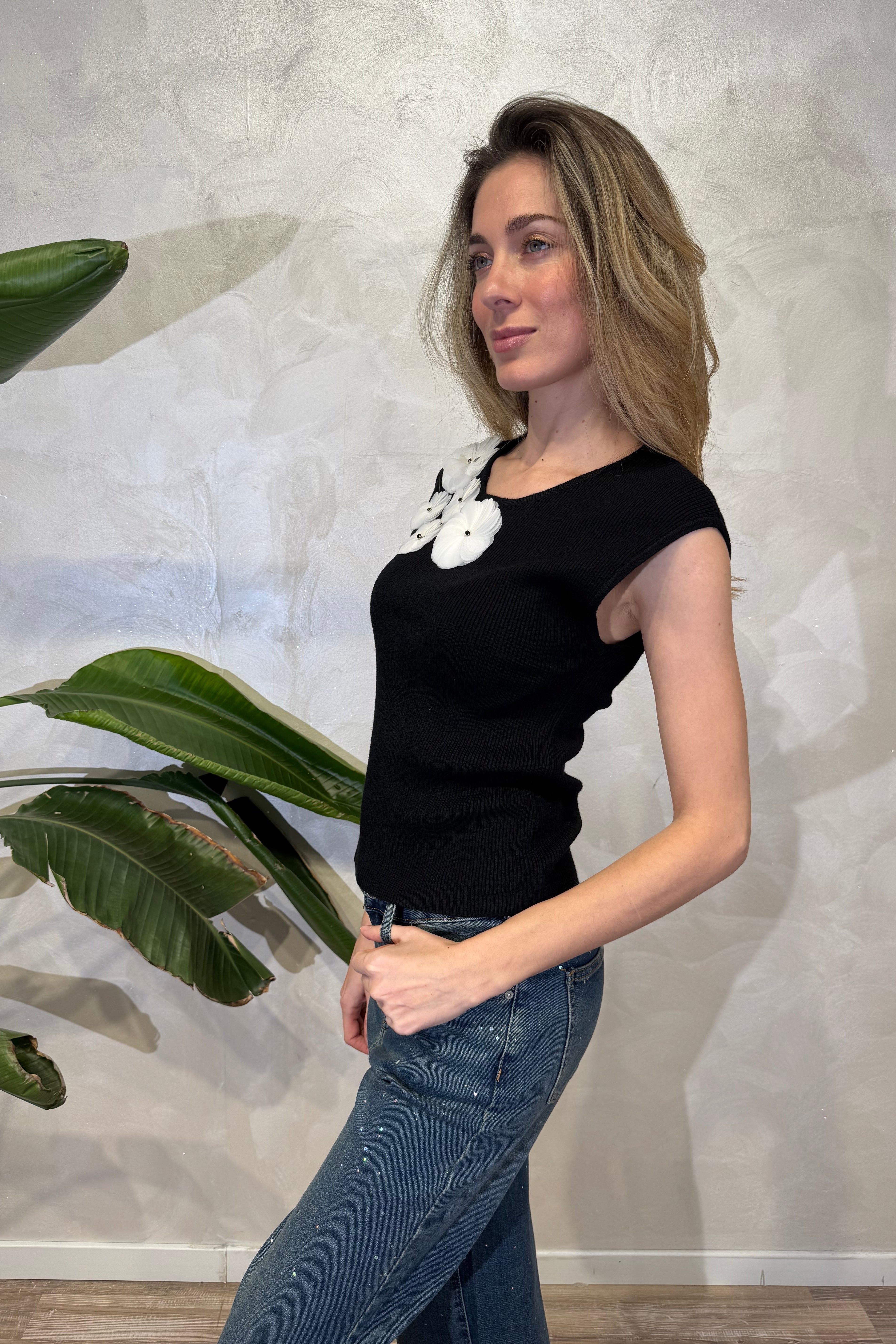 TOP COSTINA CON APPLICAZIONI FLOREALI COL NERO