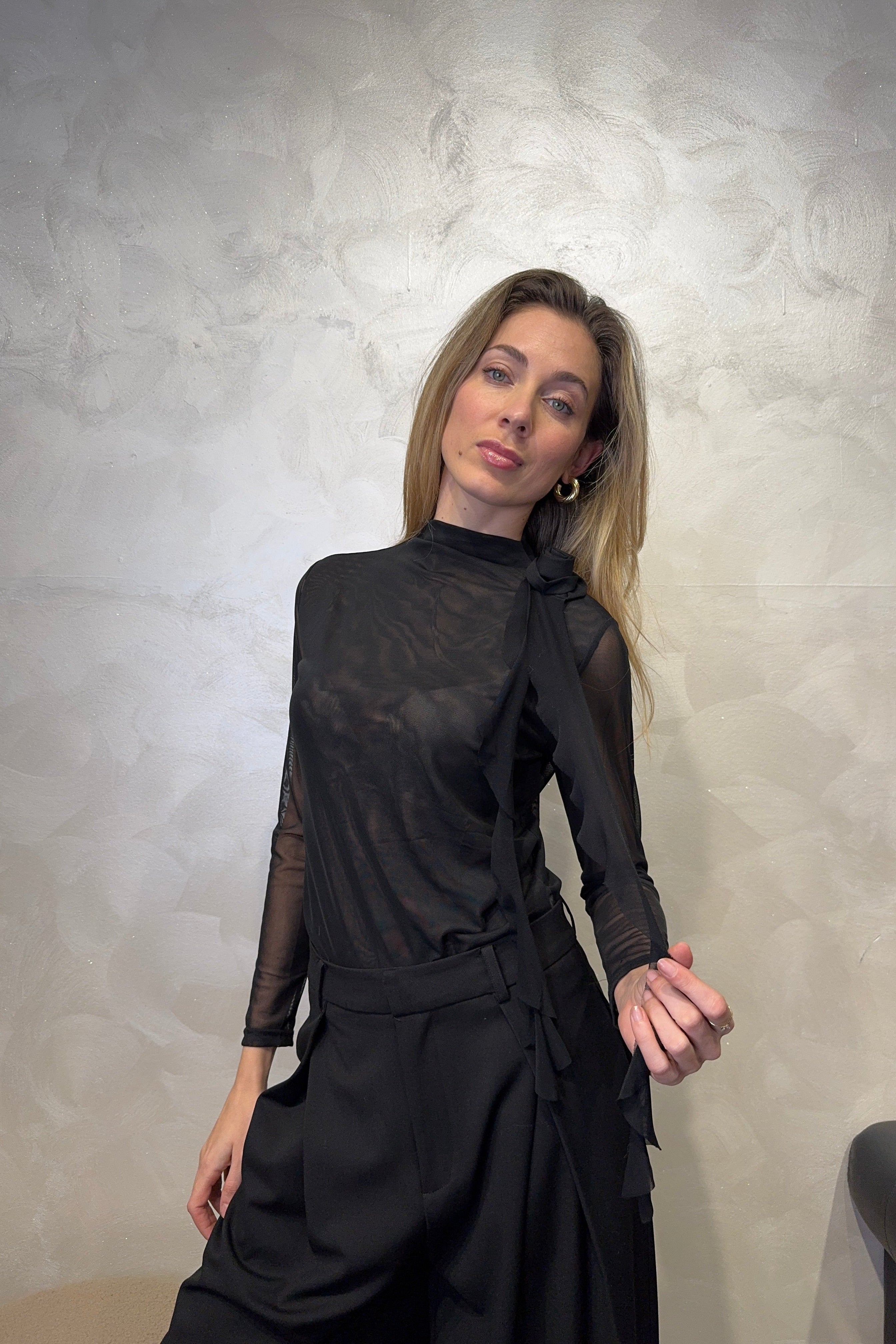 TOP IN TULLE TRASPARENTE CON DETTAGLIO ROSA COL. NERO