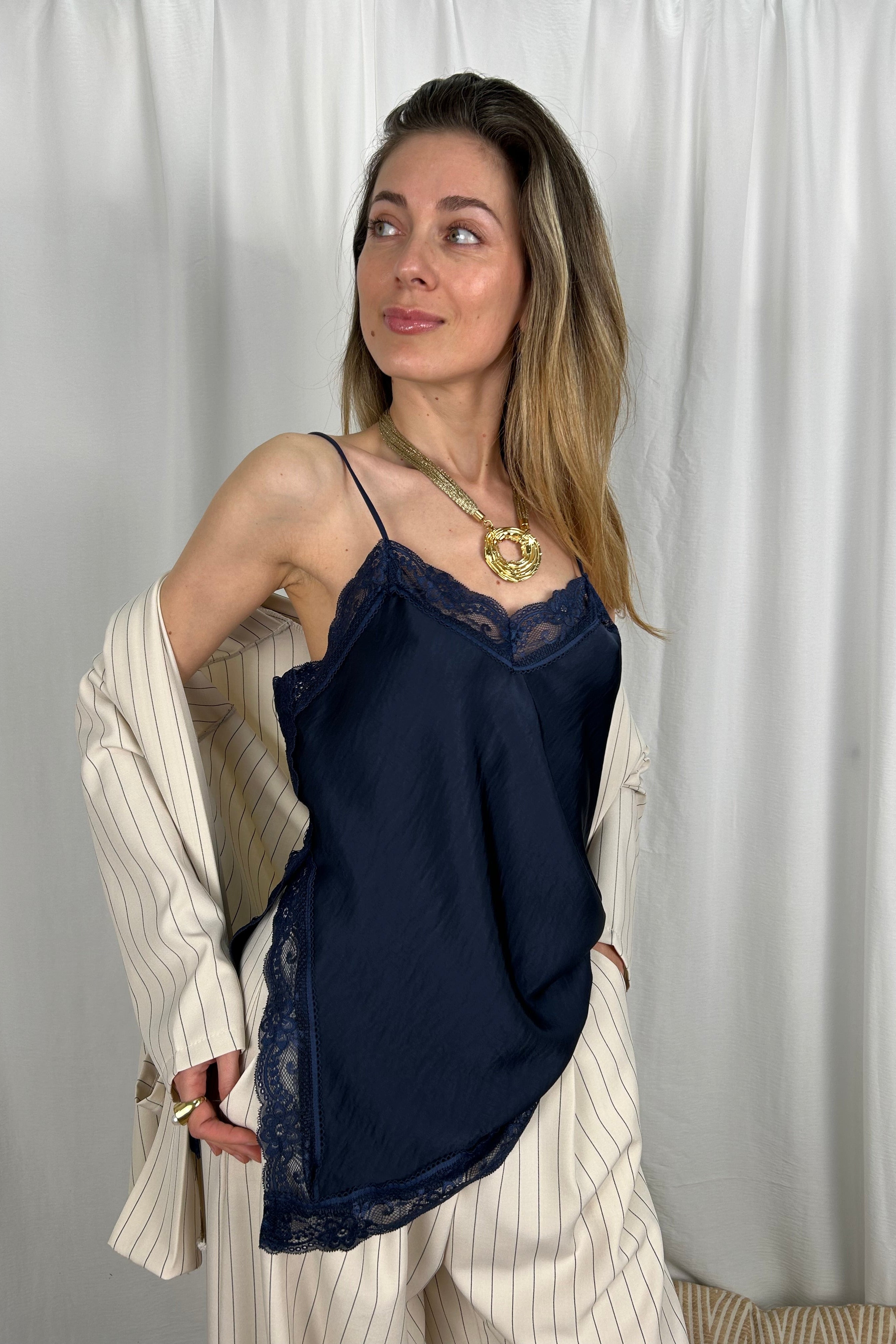 TOP IN RASO CON RIFINITURE IN PIZZO TONO SU TONO COL.BLU