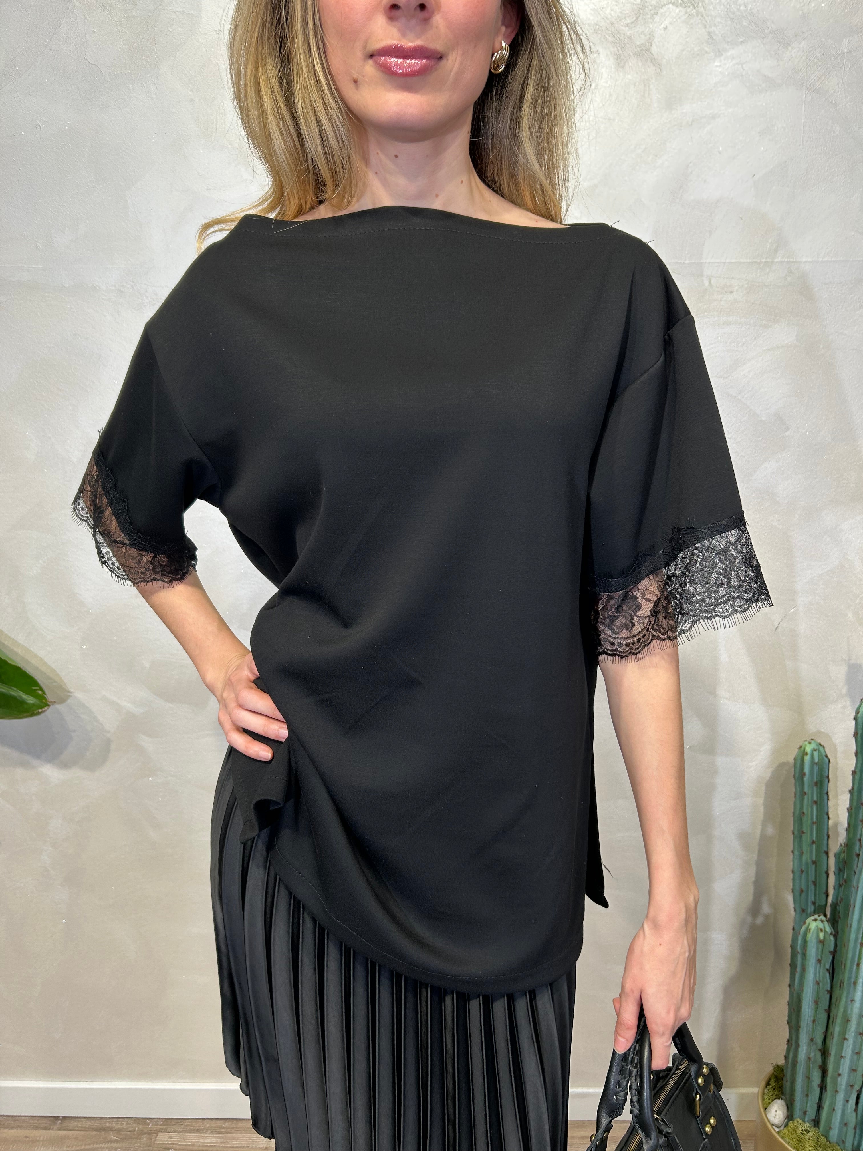 BLUSA CON MANICHE E PIZZO IN CONTRASTO COL. NERO