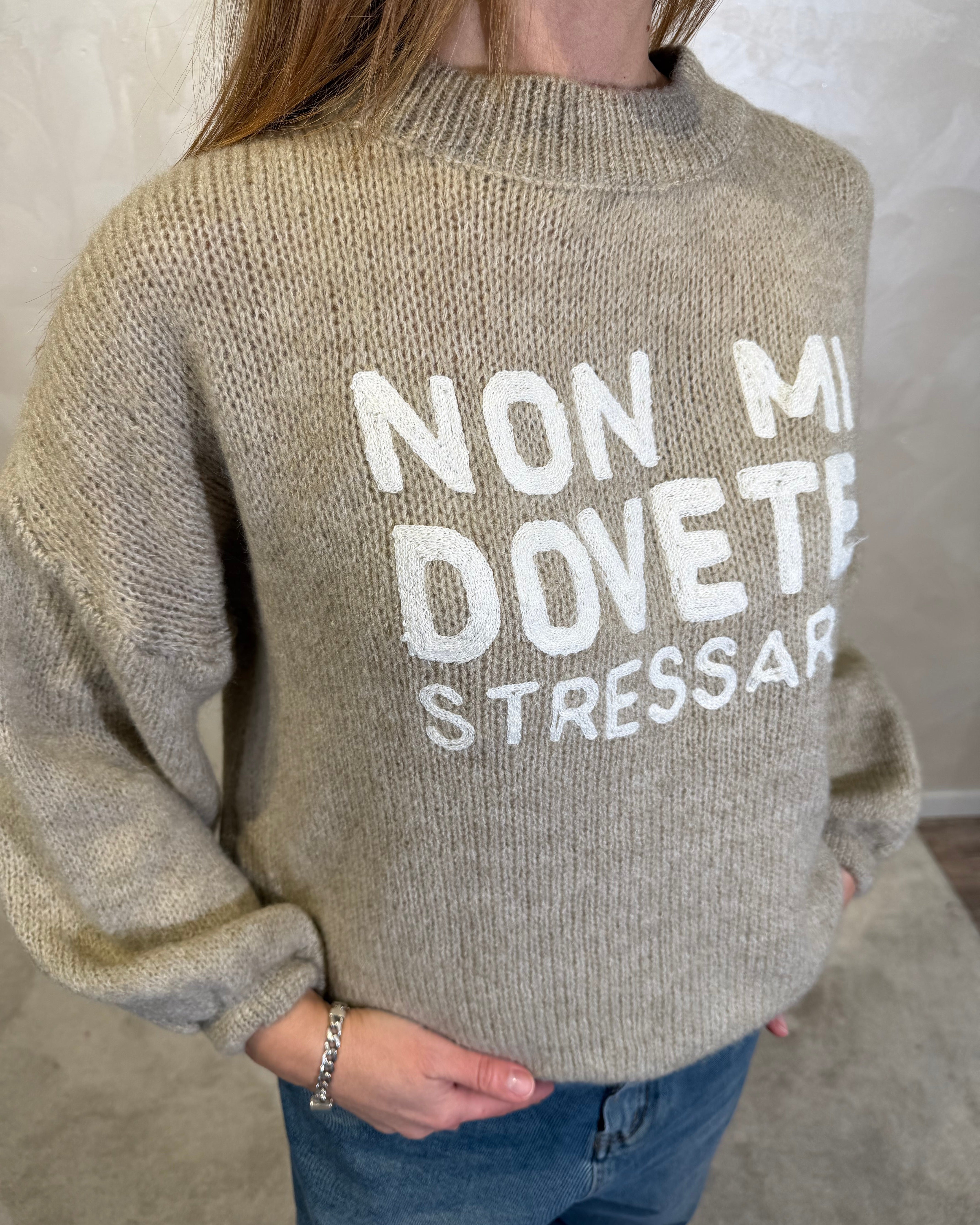 MAGLIONE CON RICAMO "NON MI DOVETE STRESSARE" COL. SABBIA
