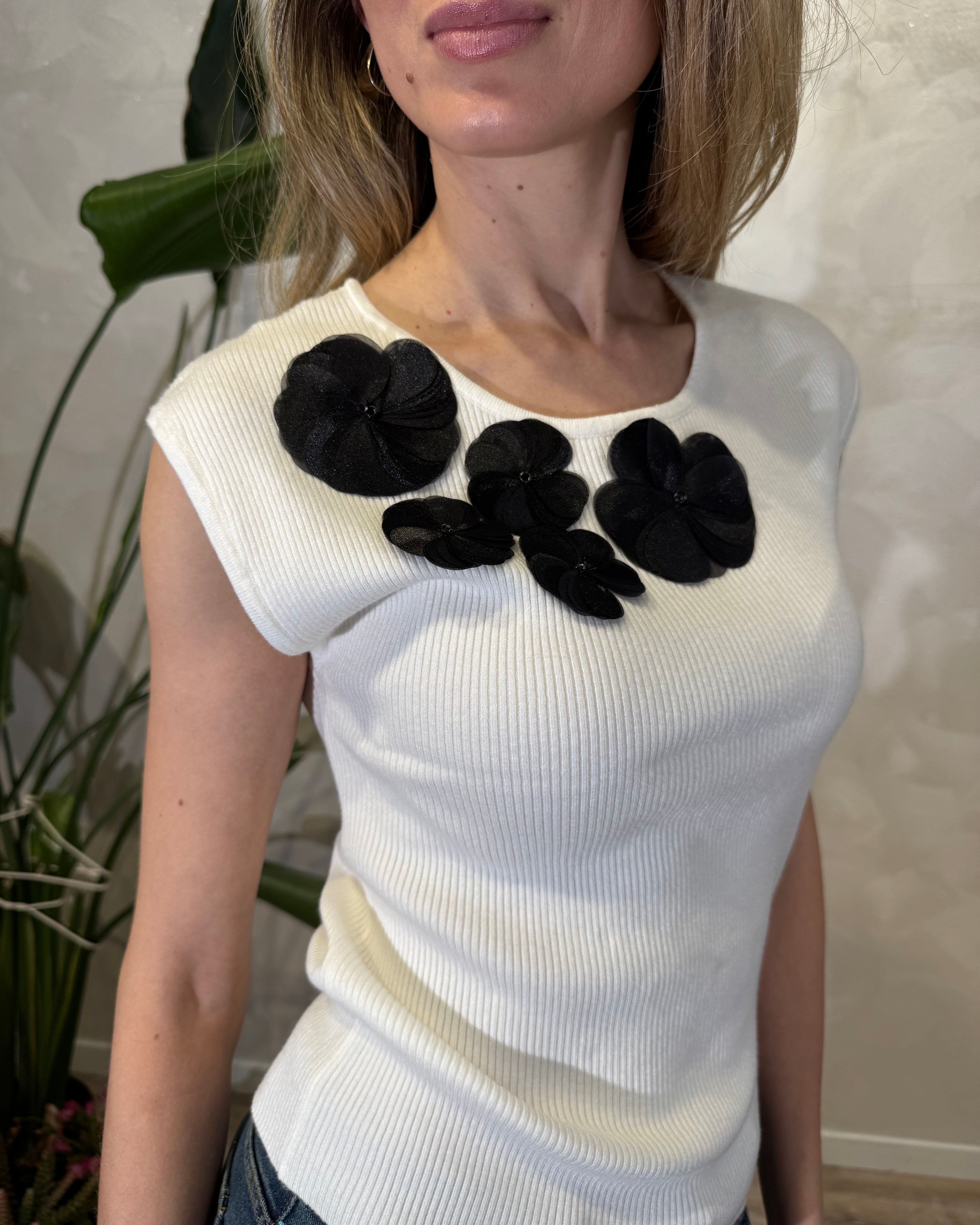 TOP COSTINA CON APPLICAZIONI FLOREALI COL PANNA