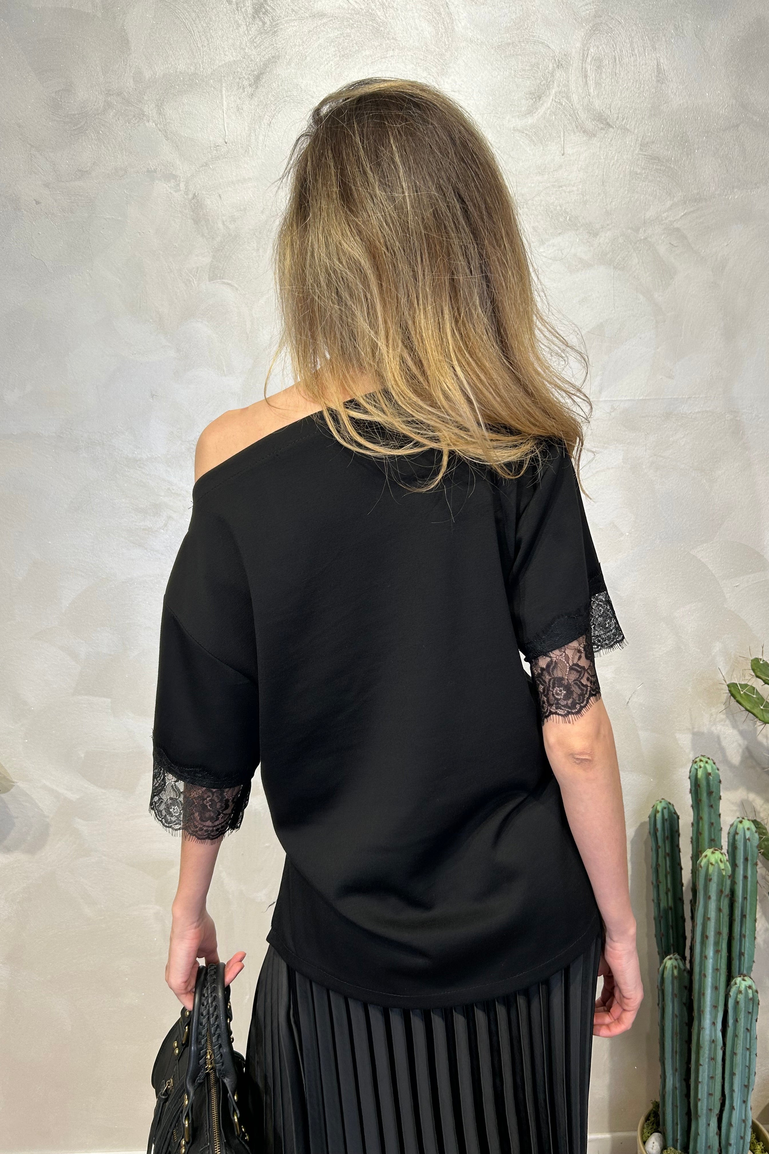 BLUSA CON MANICHE E PIZZO IN CONTRASTO COL. NERO
