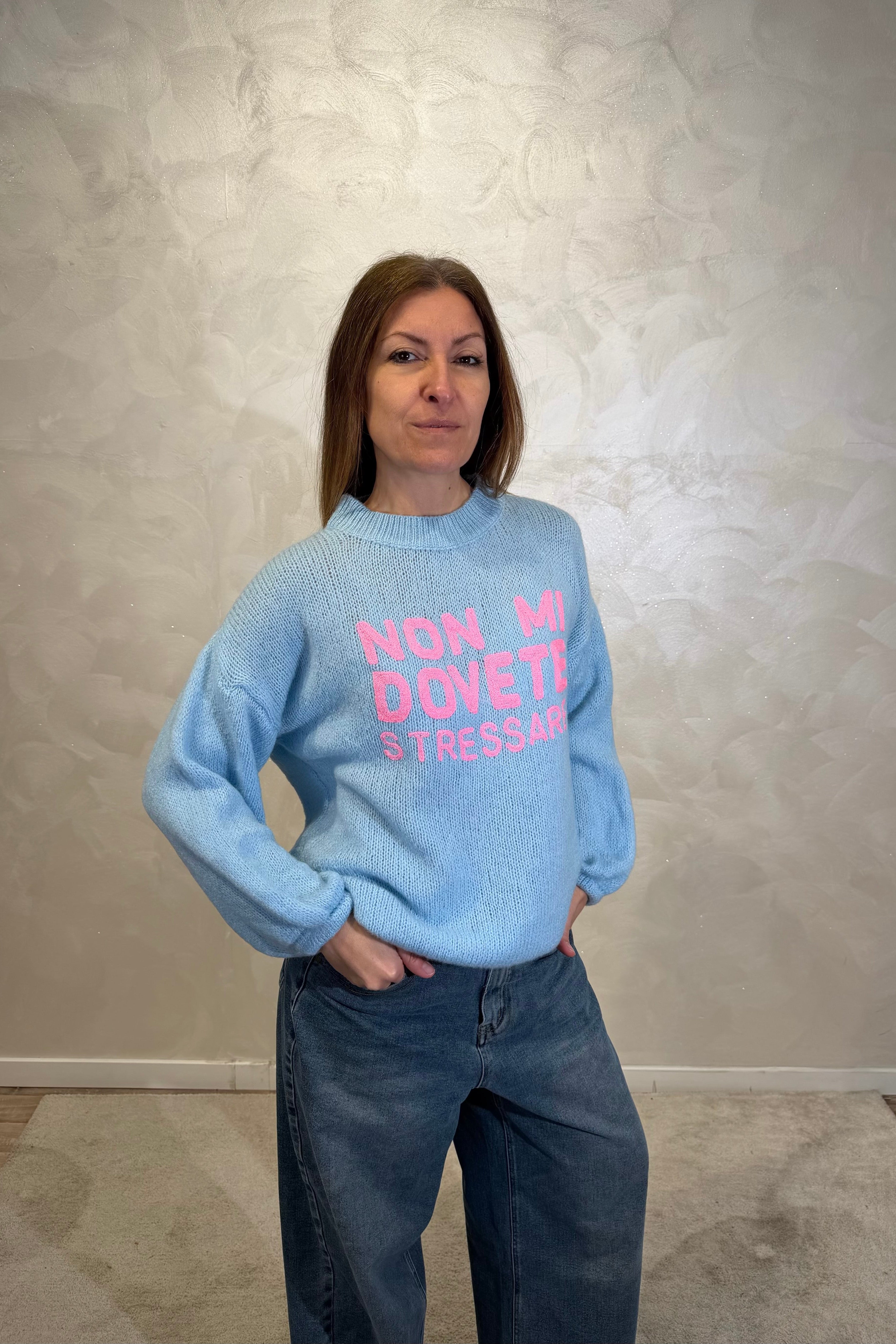 MAGLIONE CON RICAMO "NON MI DOVETE STRESSARE" COL. CELESTE