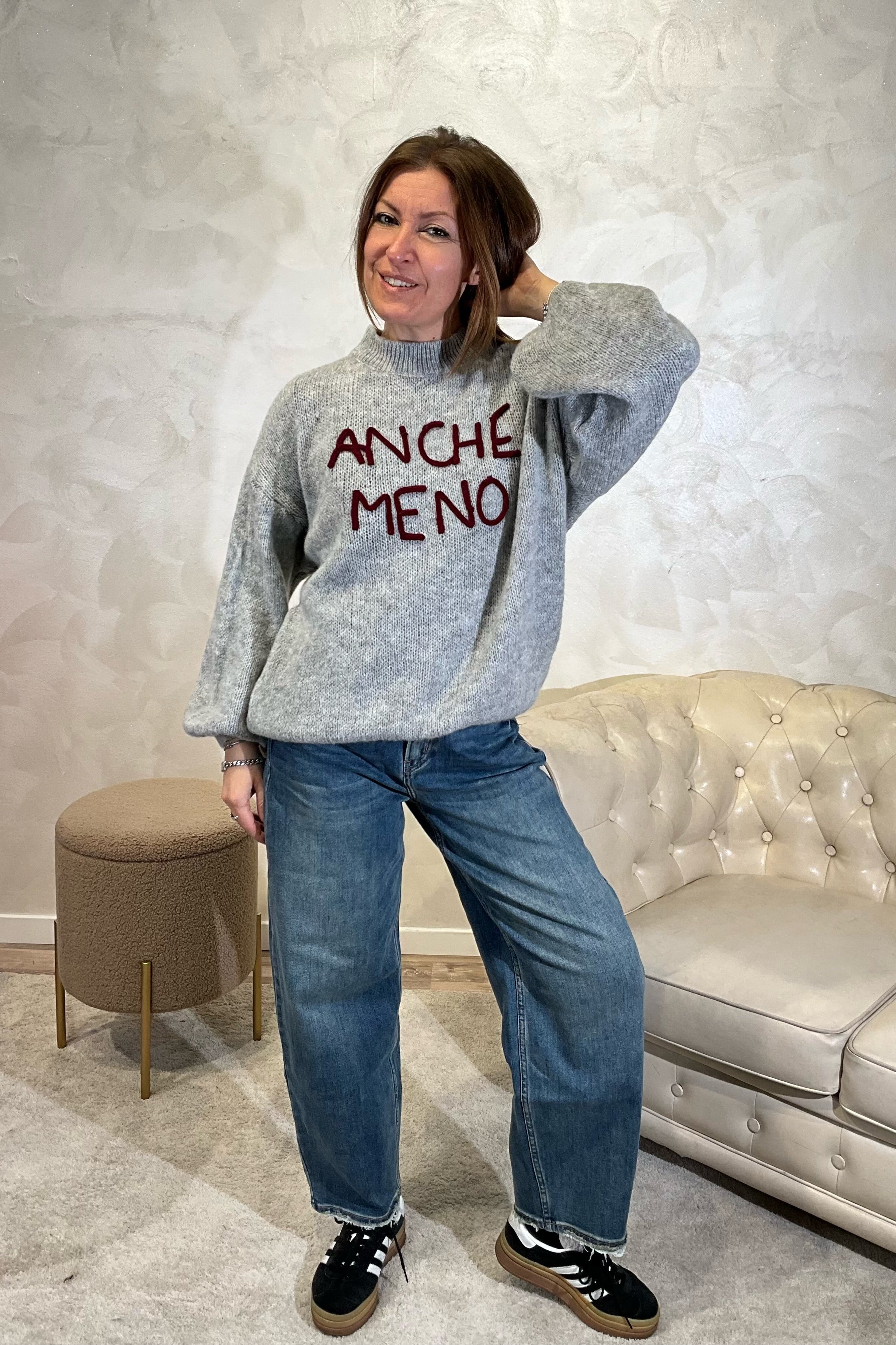 MAGLIONE CON RICAMO "ANCHE MENO" COL. GRIGIO