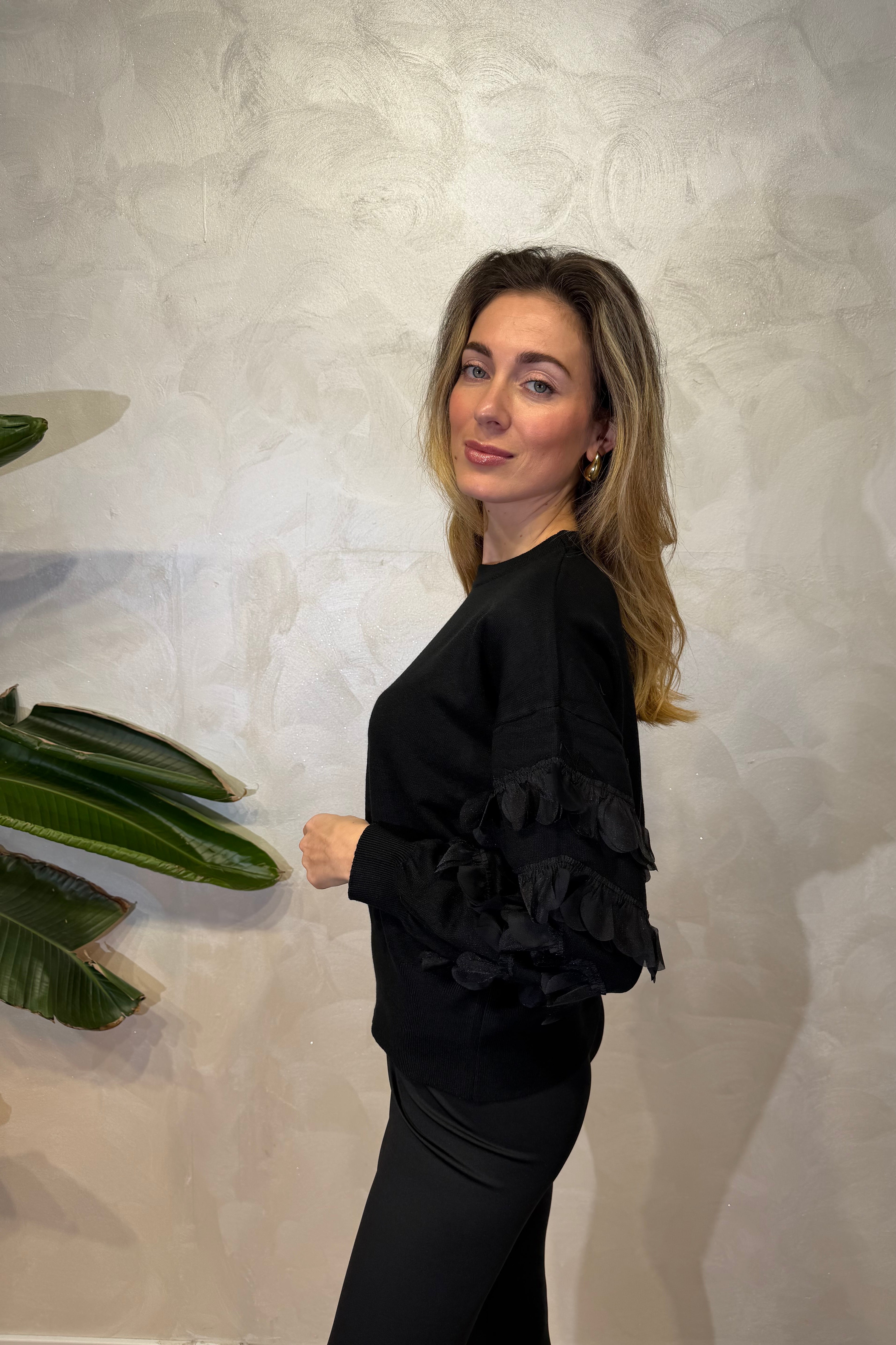 MAGLIA TRICOT CON PARTICOLARI APPLICAZIONI ALLE MANICHE COL. NERO