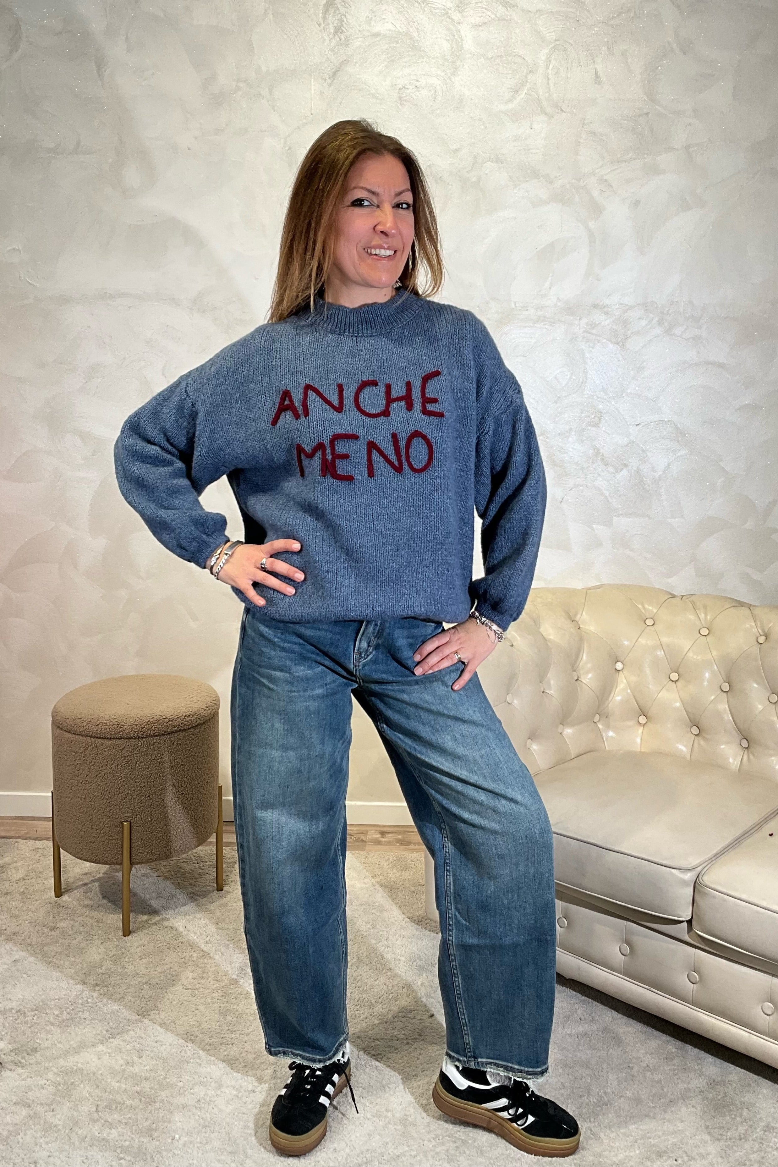 MAGLIONE CON RICAMO "ANCHE MENO" COL. JEANS