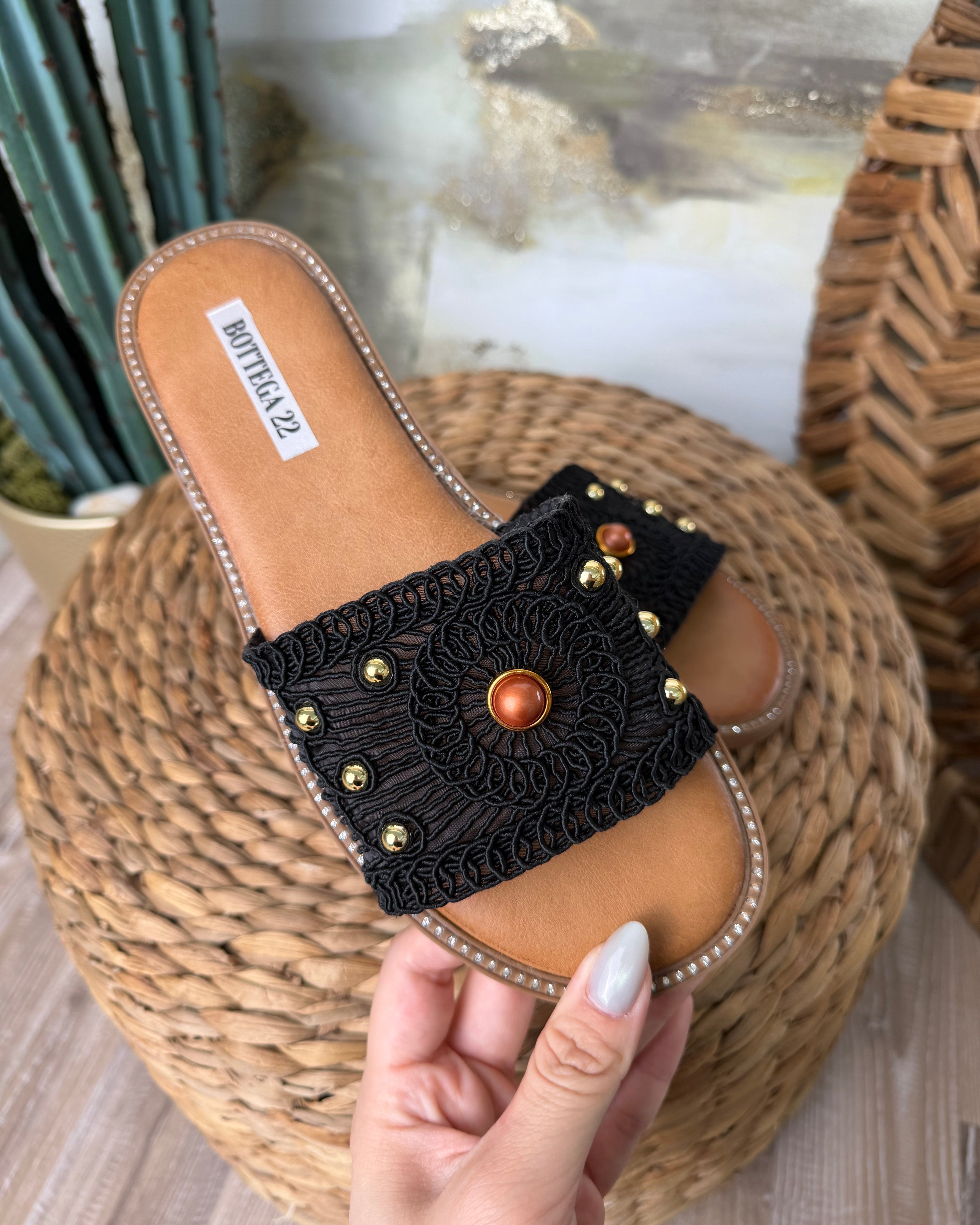 SANDALI CROCHET CON BORCHIE DORATE COL. NERO