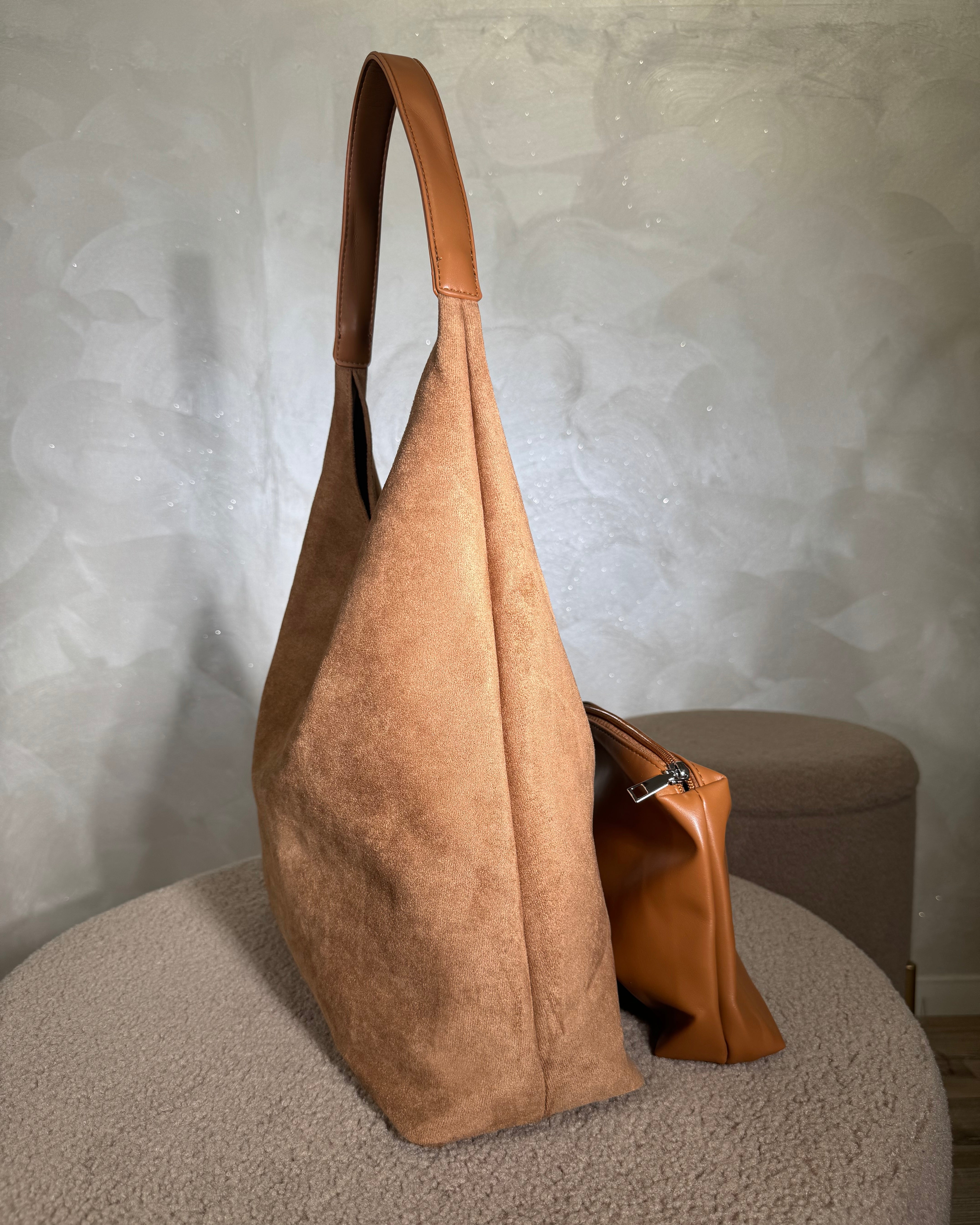 BORSA TRIANGOLARE IN SIMIL CAMOSCIO COL. CAMEL