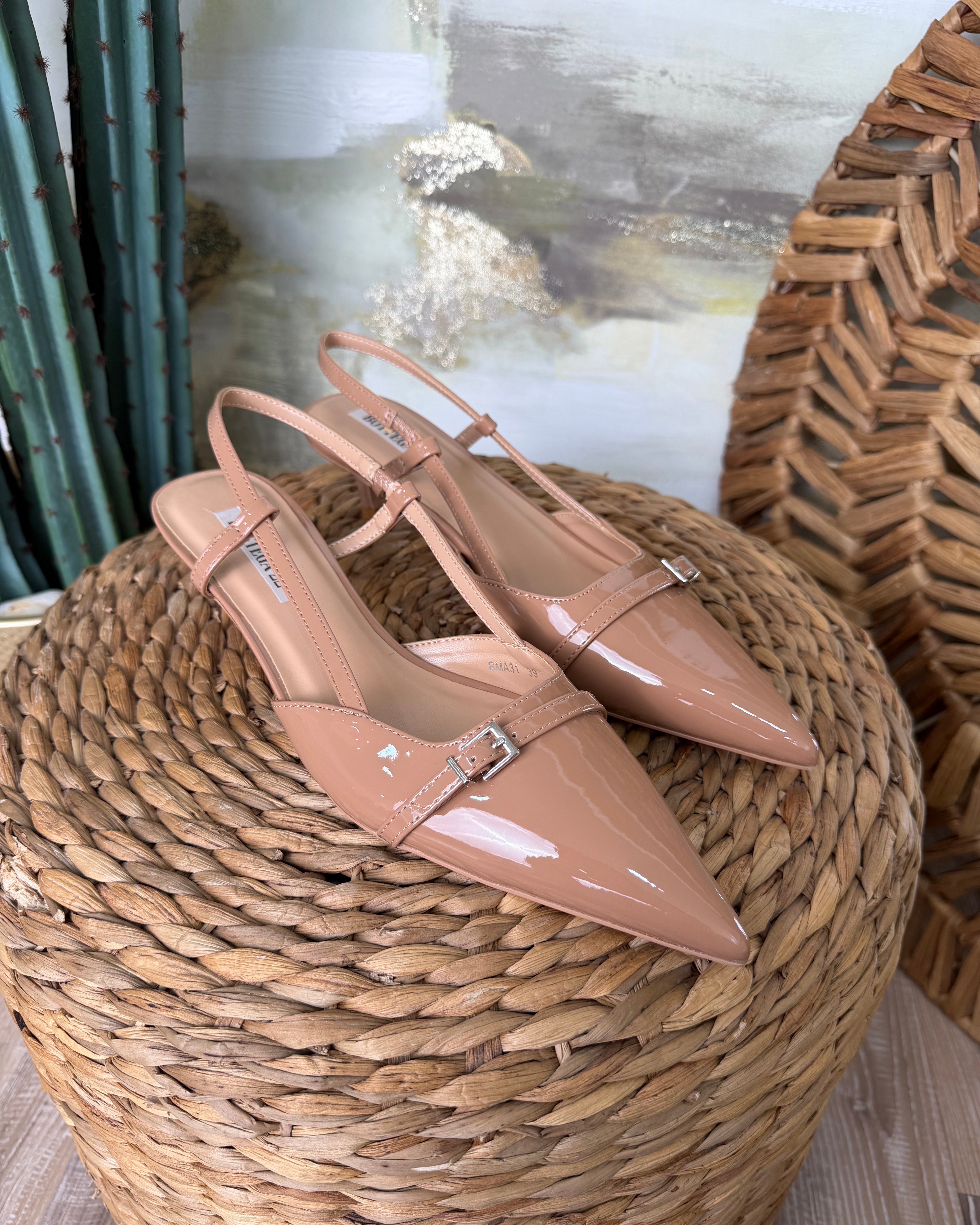 SLINGBACK VERNICE CON PUNTA AFFUSOLATA FIBBIA PICCOLA E CINTURINO COL NUDE