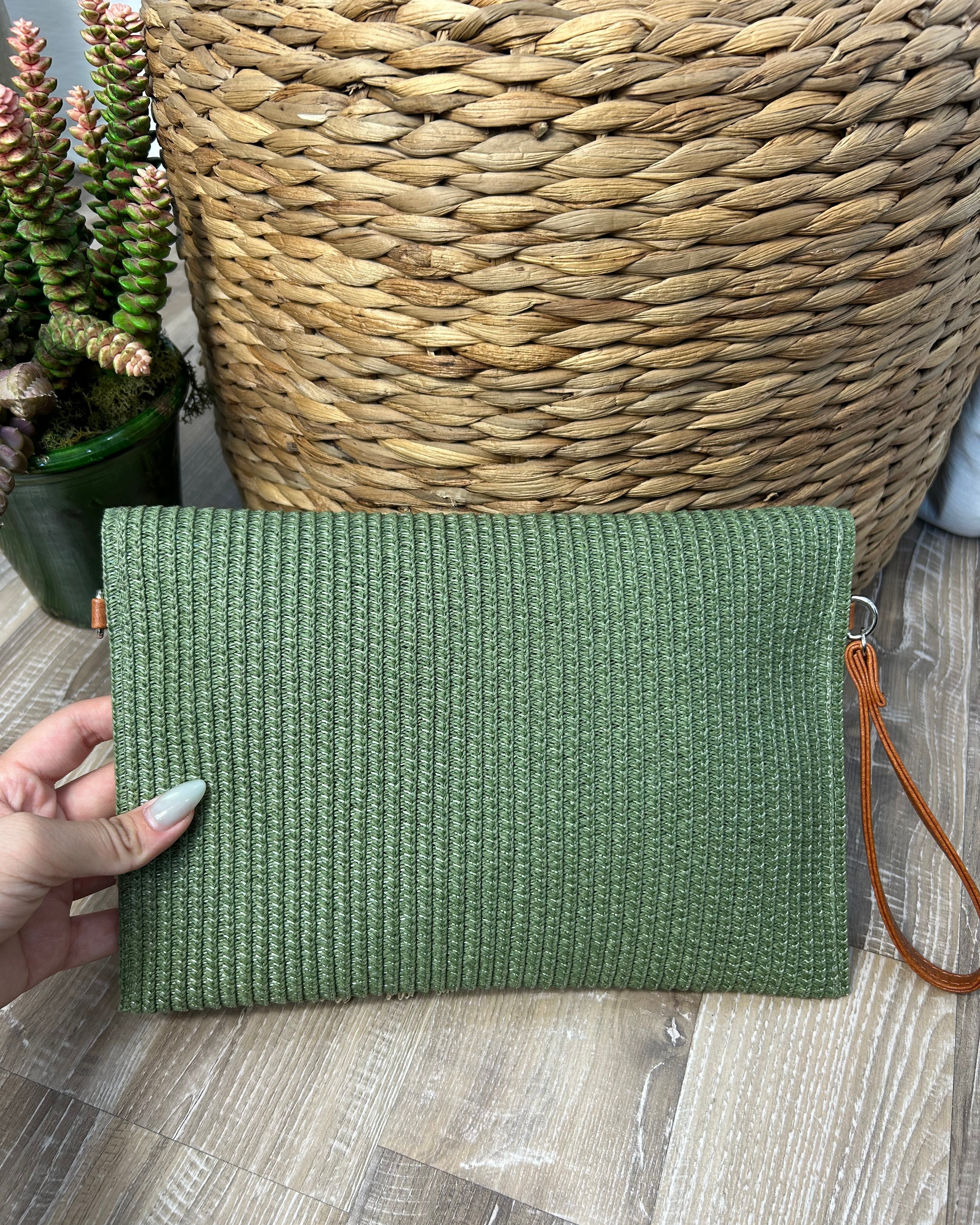 POCHETTE RAFIA FRANGE CON LACCIO ECOPELLE PER POLSO E TRACOLLA COL. SALVIA