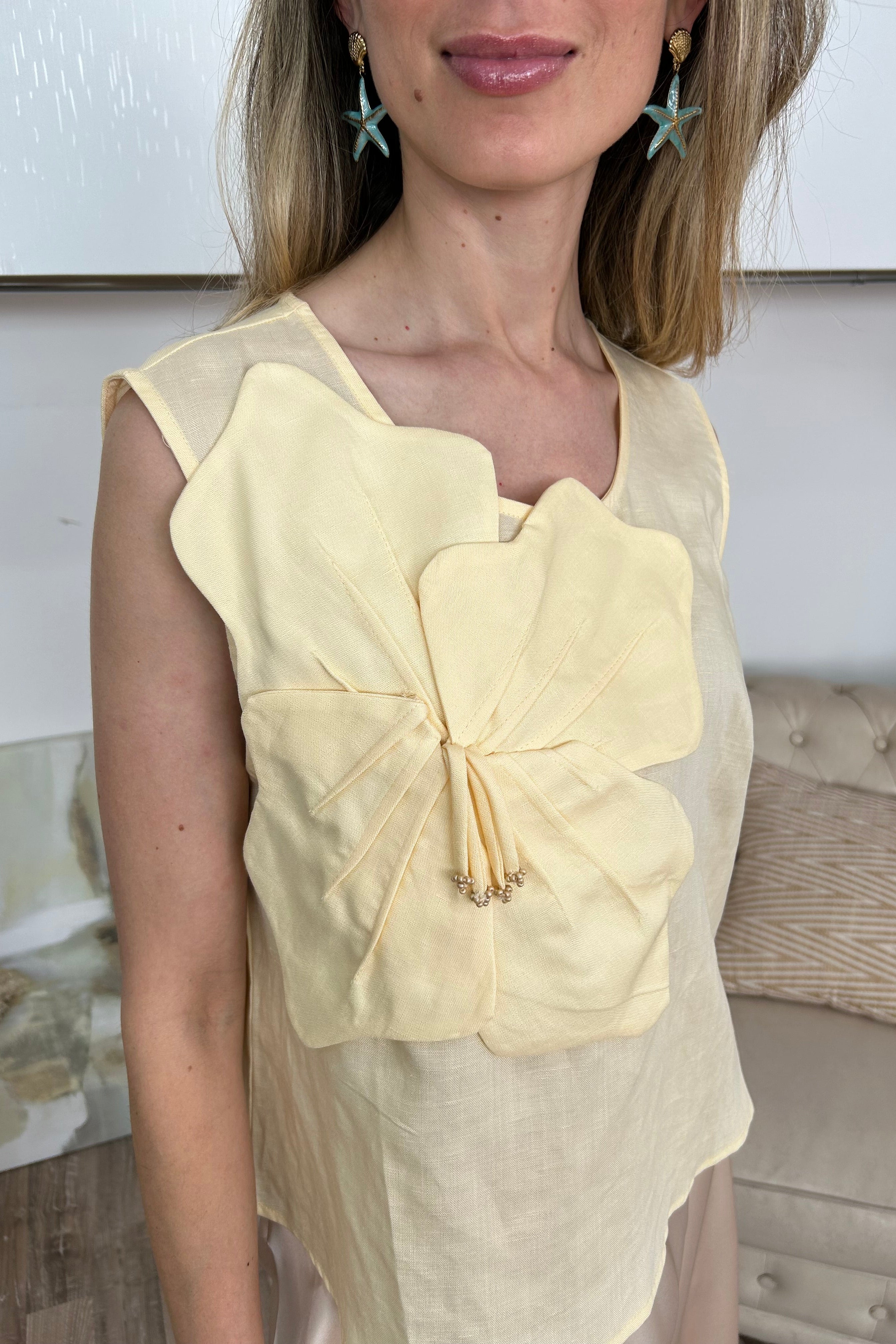 TOP IN TENCEL E LINO CON GRANDE FIORE APPLICATO COL. GIALLO
