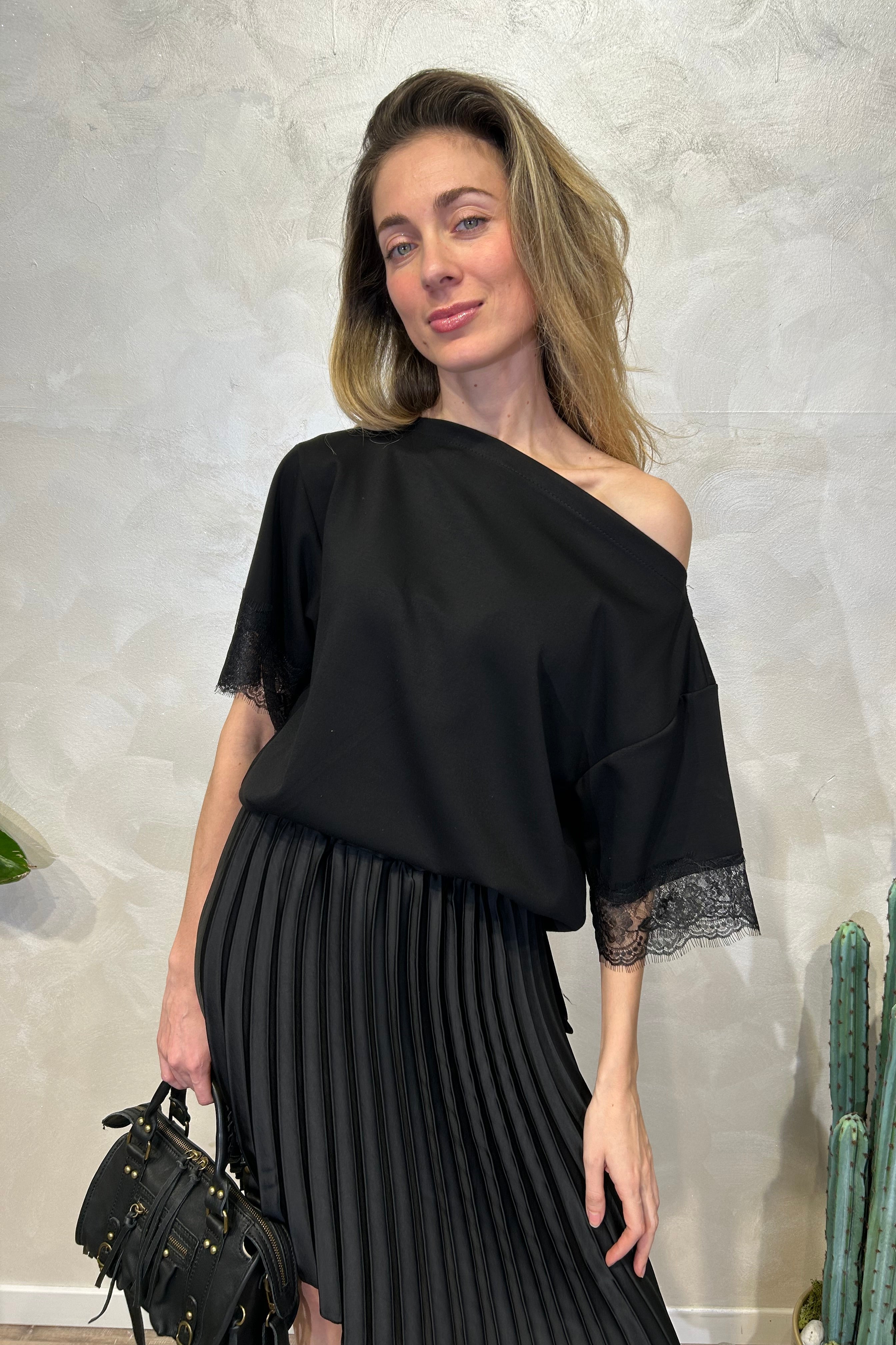 BLUSA CON MANICHE E PIZZO IN CONTRASTO COL. NERO