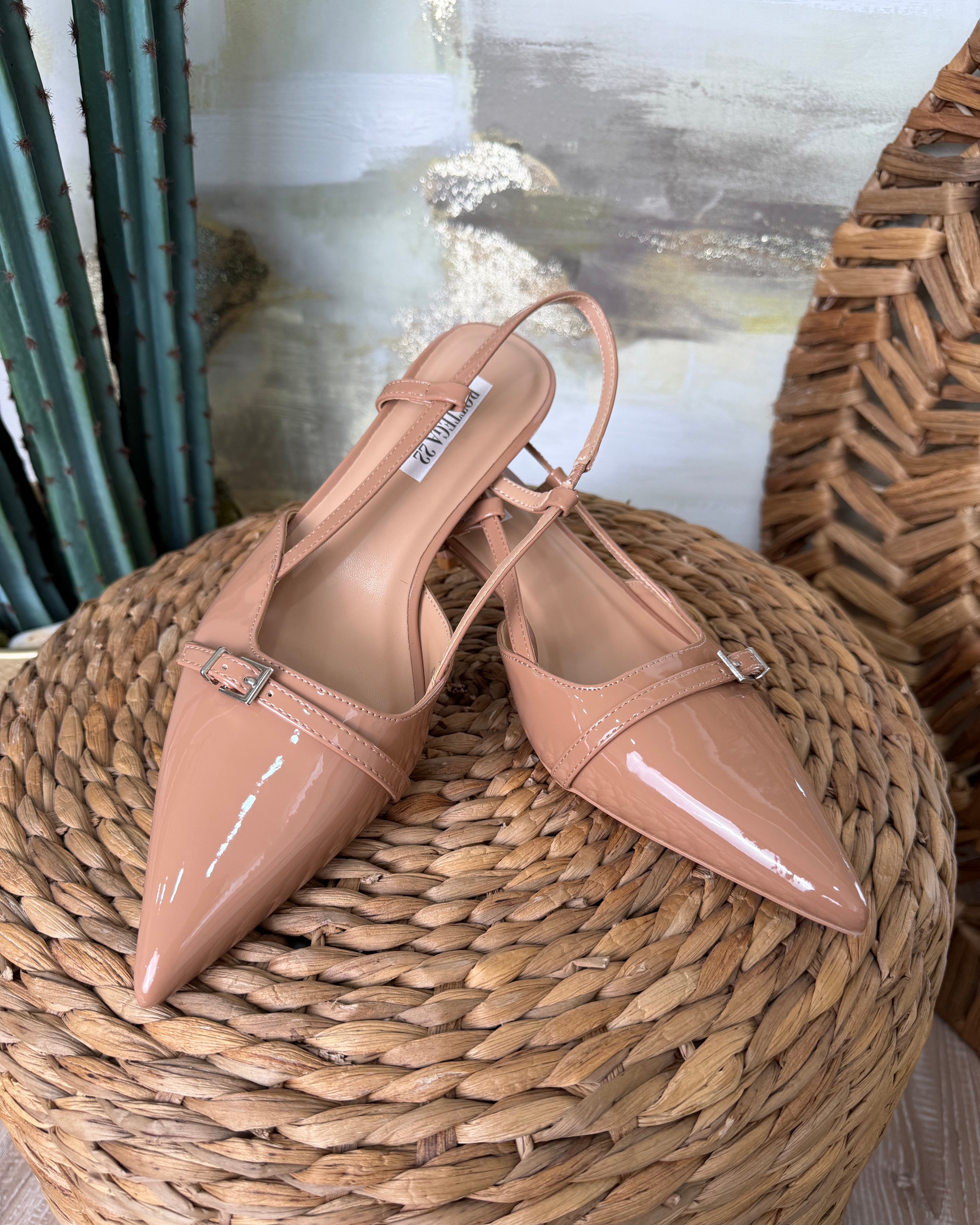 SLINGBACK VERNICE CON PUNTA AFFUSOLATA FIBBIA PICCOLA E CINTURINO COL NUDE