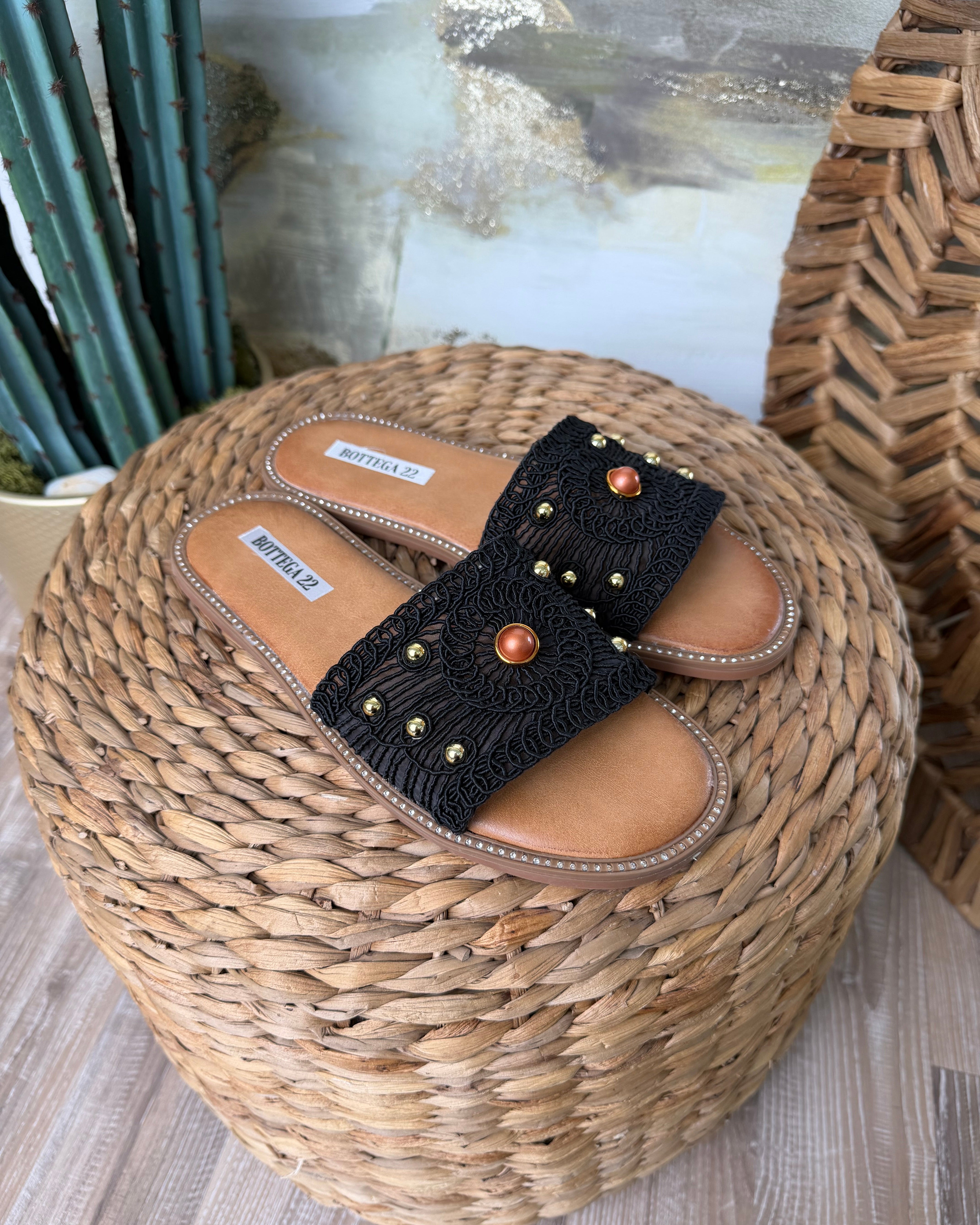 SANDALI CROCHET CON BORCHIE DORATE COL. NERO